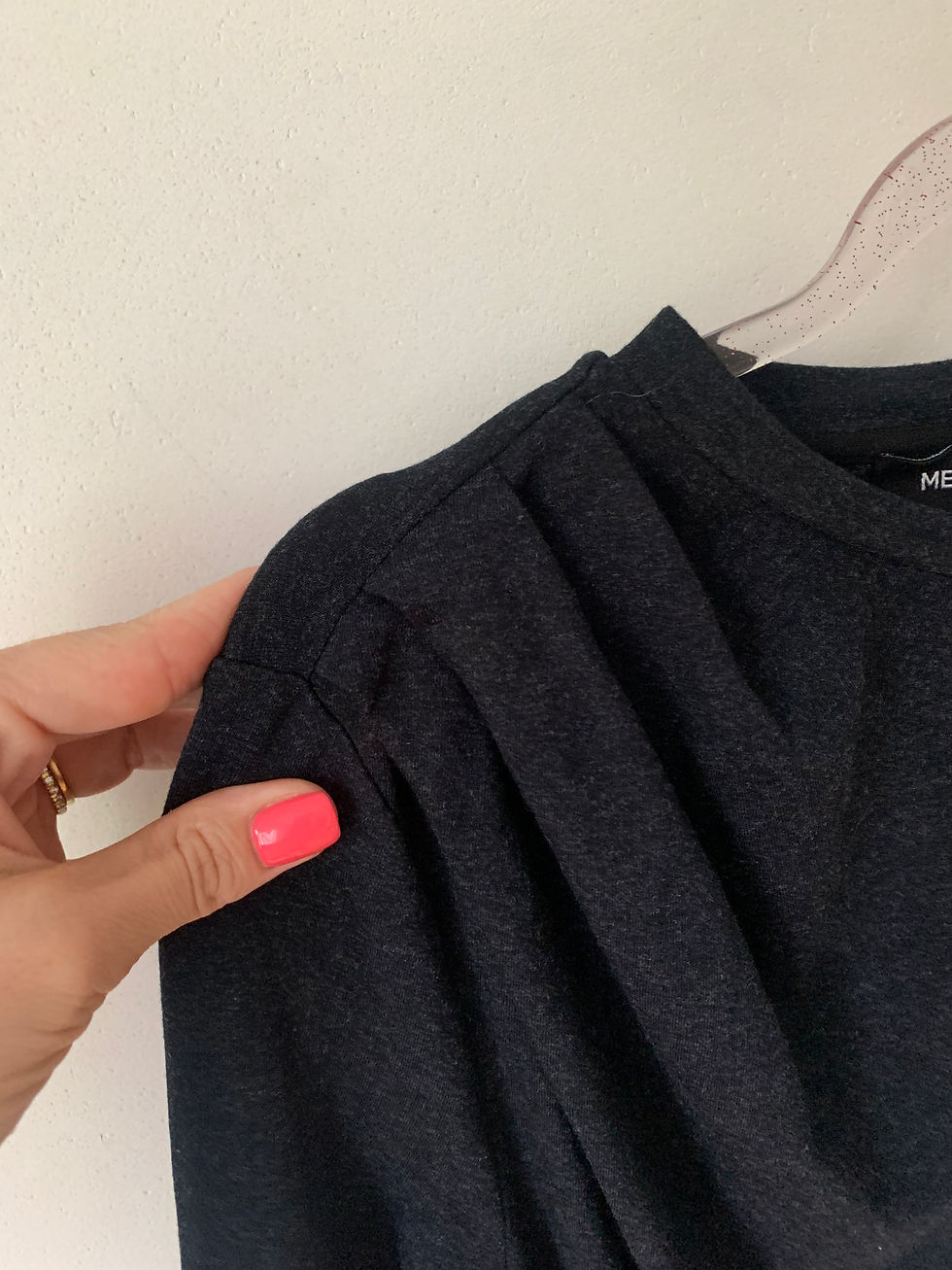 Miniaturbild: Dunkelblaues Langarmshirt, Detail der Schulterpartie, hochwertige Viskose Stoff MORLEY Maxirock.