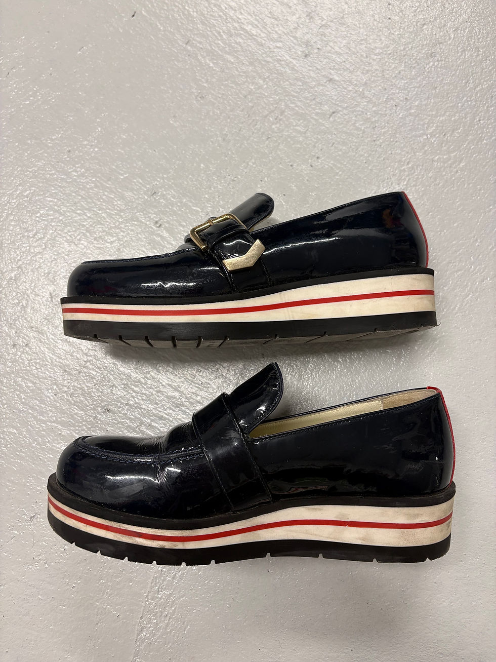 Miniaturbild: Schwarze Lacklederschuhe, weiß-rote Sohle und goldener Schnalle. Elegantes Design für Damen.