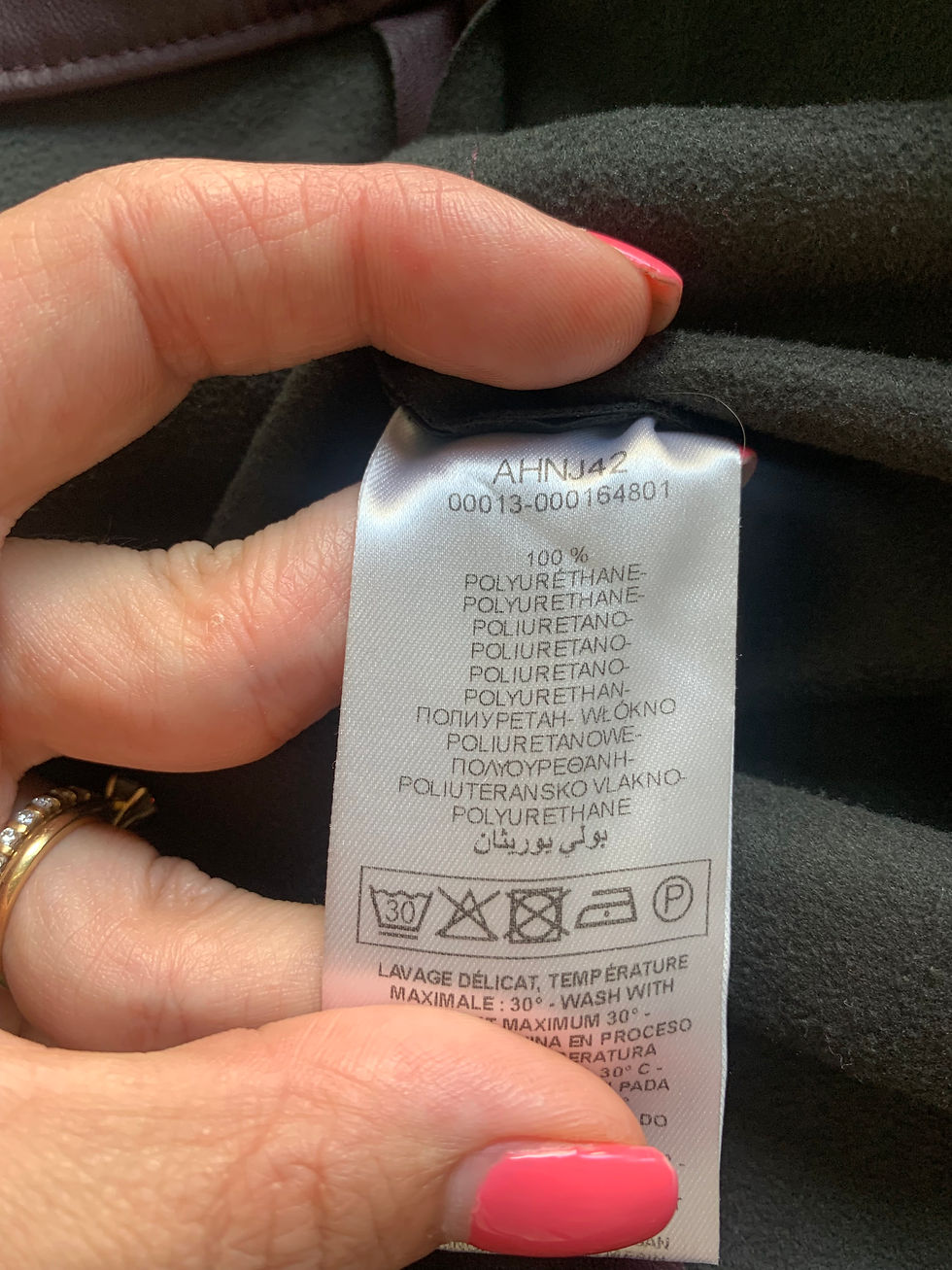 Miniaturbild: Etikett mit Text und Symbolen, detaillierte Produktinformationen. Text zeigt Herstellerangaben und Materialien.