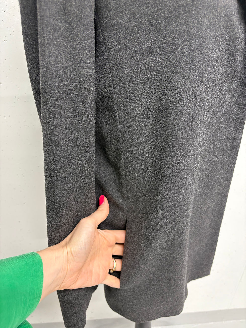 Miniaturbild: Graue Hose mit Hand im Detail, Nahaufnahme, MOS MOSH Hose 