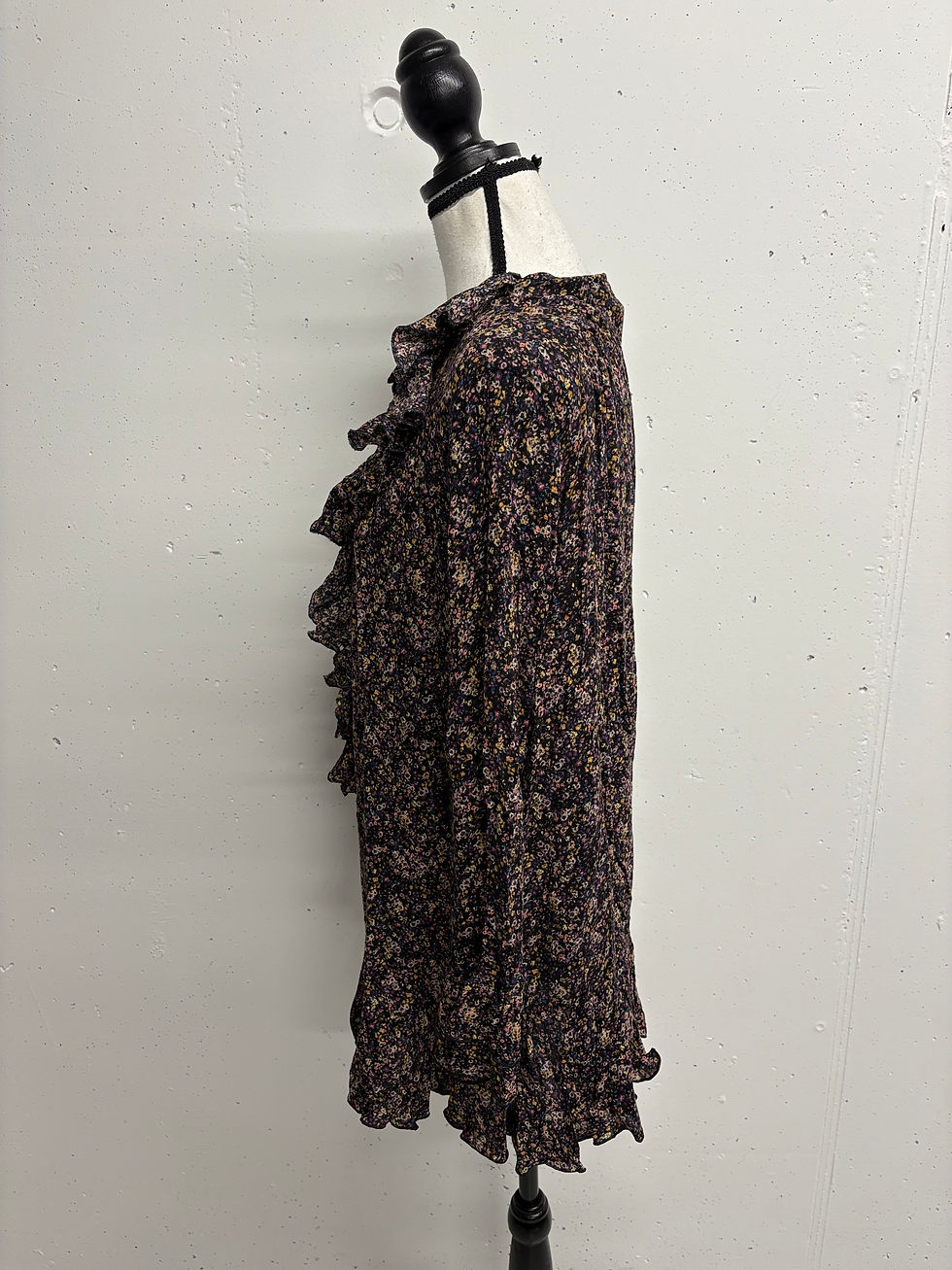 Miniaturbild: Dunkel bedruckte Bluse mit Rüschen, NKN NEKANE romantische Bluse Gr. S, auf Büste.