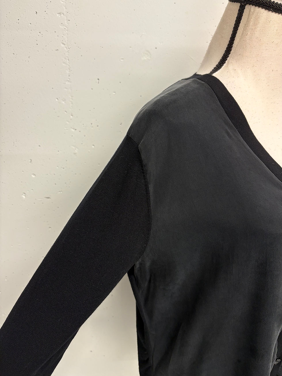 Schwarzes Langarmshirt, Detailansicht, Ärmel und Ausschnitt, Textil, elegantes Design, Fashion