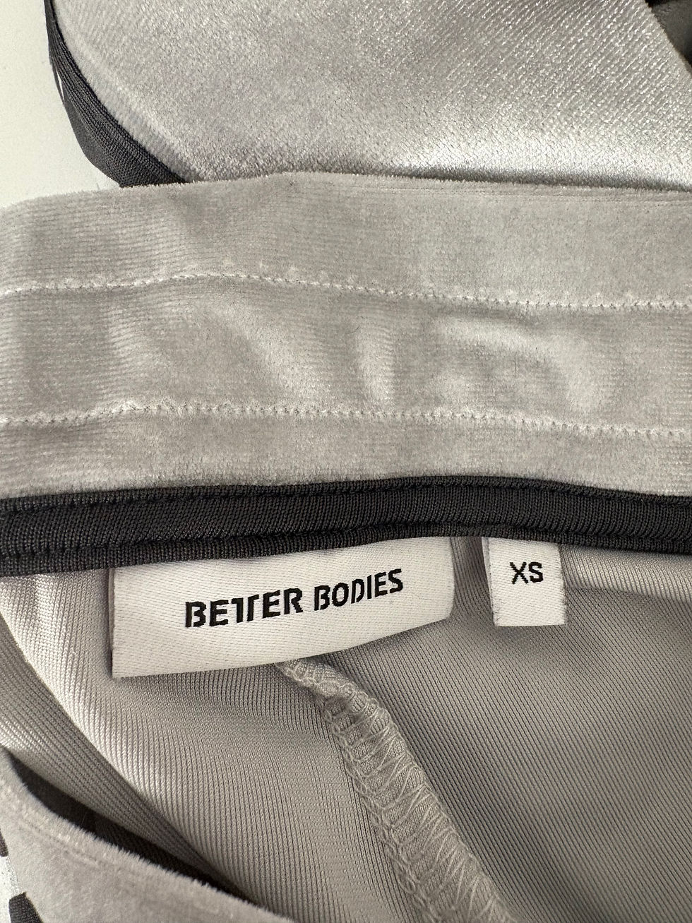 Miniaturbild: Nahaufnahme einer grauen Hose mit dem Etikett BETTER BODIES und XS.