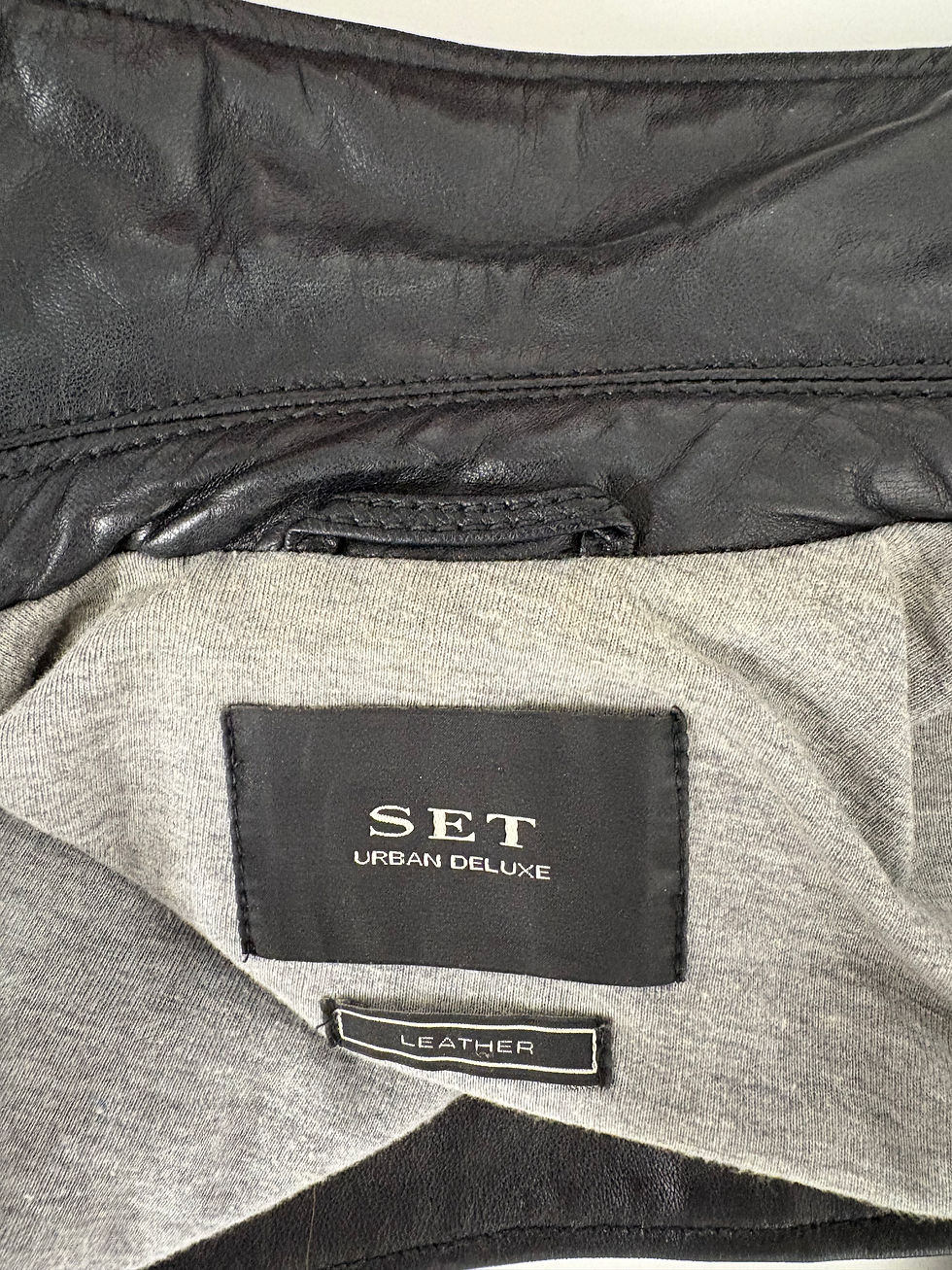 Miniaturbild: Schwarze Lederjacke mit SET URBAN DELUXE und LEATHER Etikett im Innenfutter.