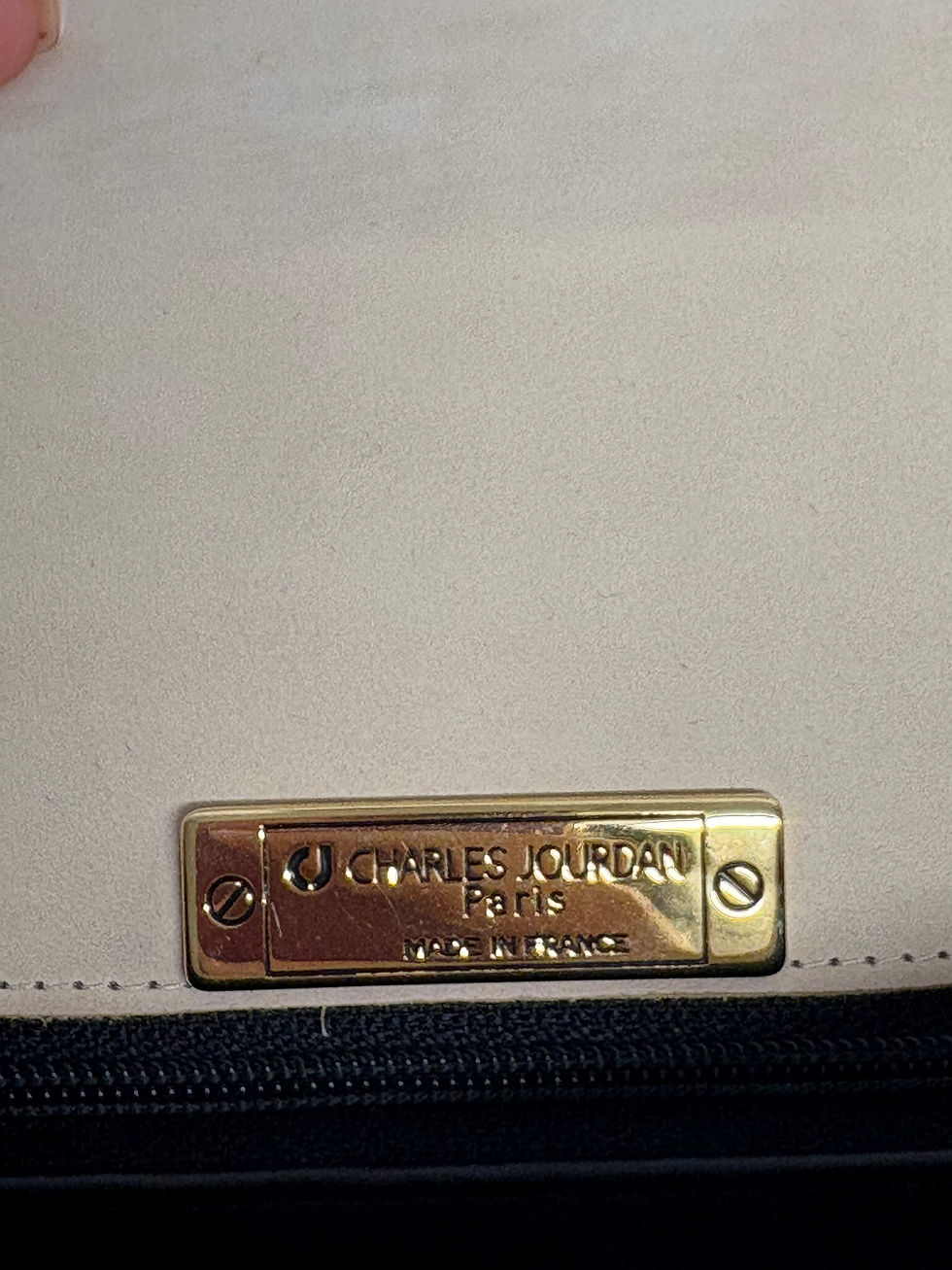 Miniaturbild: Goldenes CHARLES JOURDAN Paris Label, MADE IN FRANCE, Leder Tasche Detail Nahaufnahme.