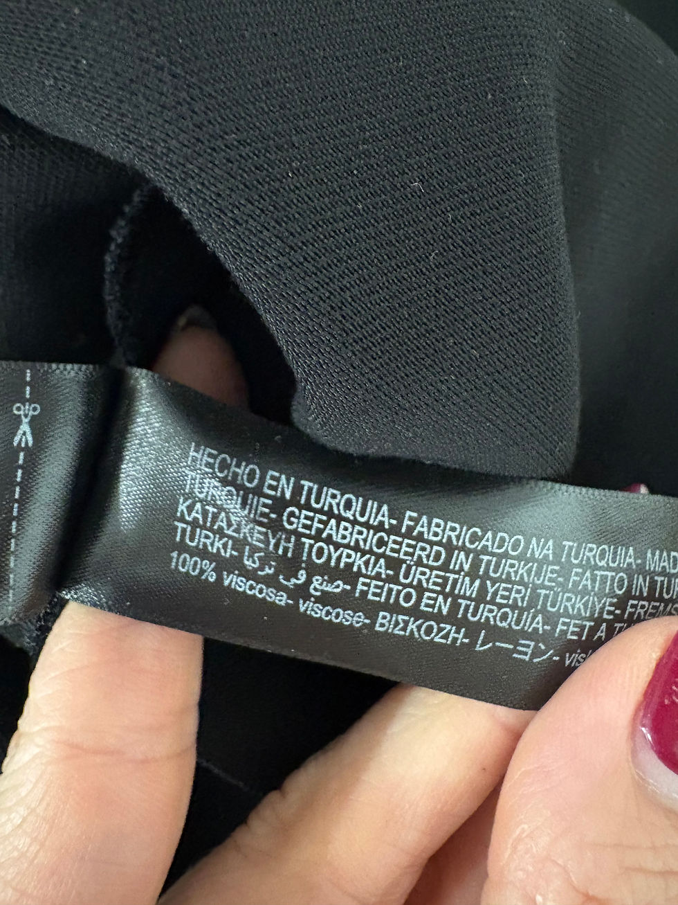 Miniaturbild: Schwarzes Etikett mit Text: HECHO EN TURQUIA, Fabricado en Turquía, 100% Viskose.
