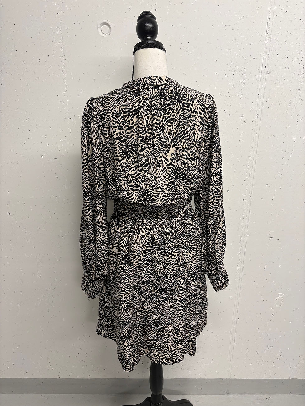 Miniaturbild: Gemustertes Kleid auf Schaufensterpuppe. STREET ONE lockere Bluse aus Viskose Gr. 40. Rückansicht.