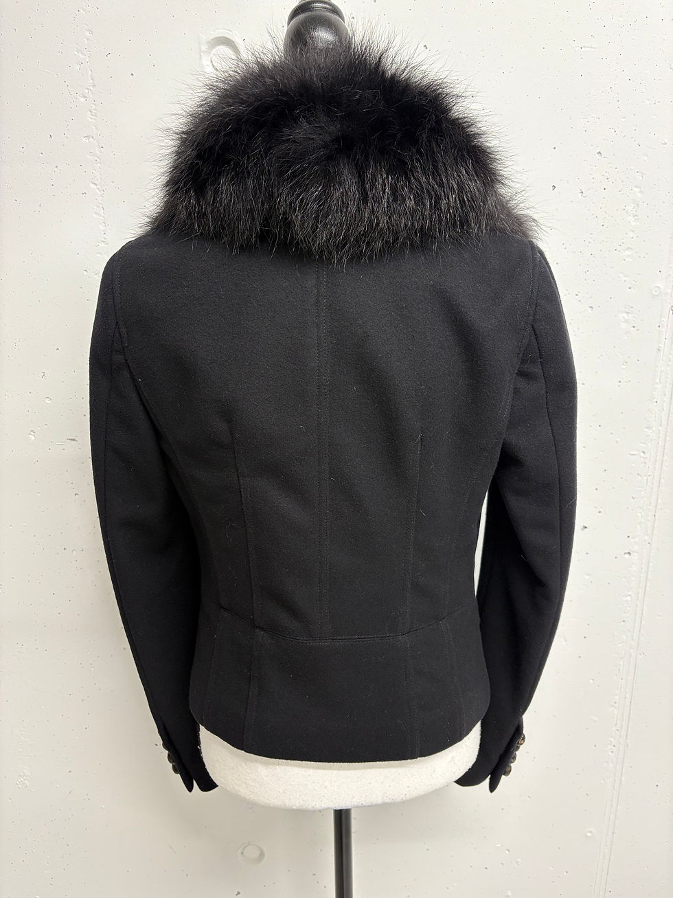 Miniaturbild: Schwarze Jacke mit Pelzkragen, Rückansicht, elegante Mode, Studioaufnahme.