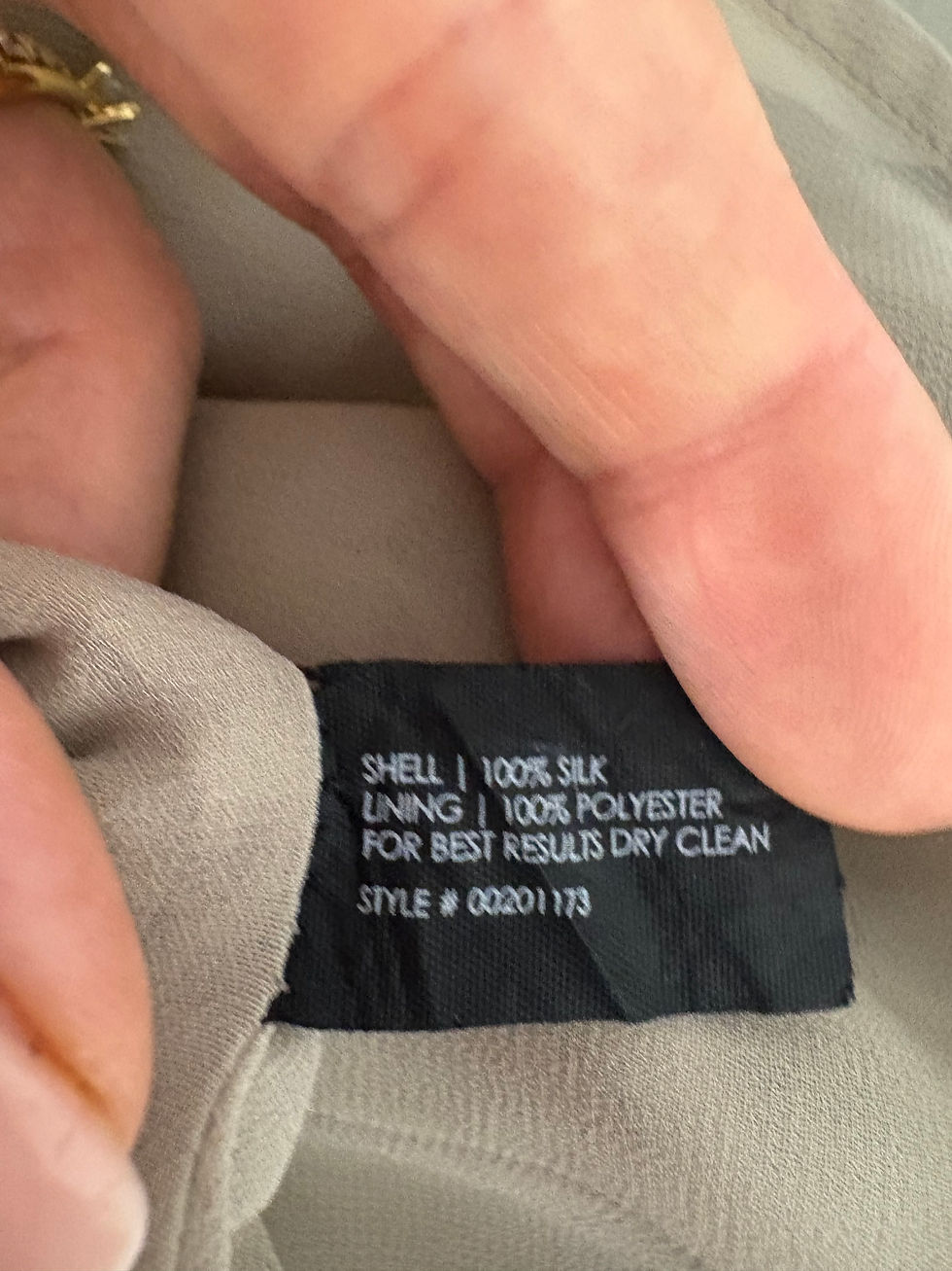 Miniaturbild: Etikett mit Text SHELL 100% SILK, LINING 100% POLYESTER, Stilnummer 00201173. CLUB MONACO Kleid aus Seide Gr. XS.