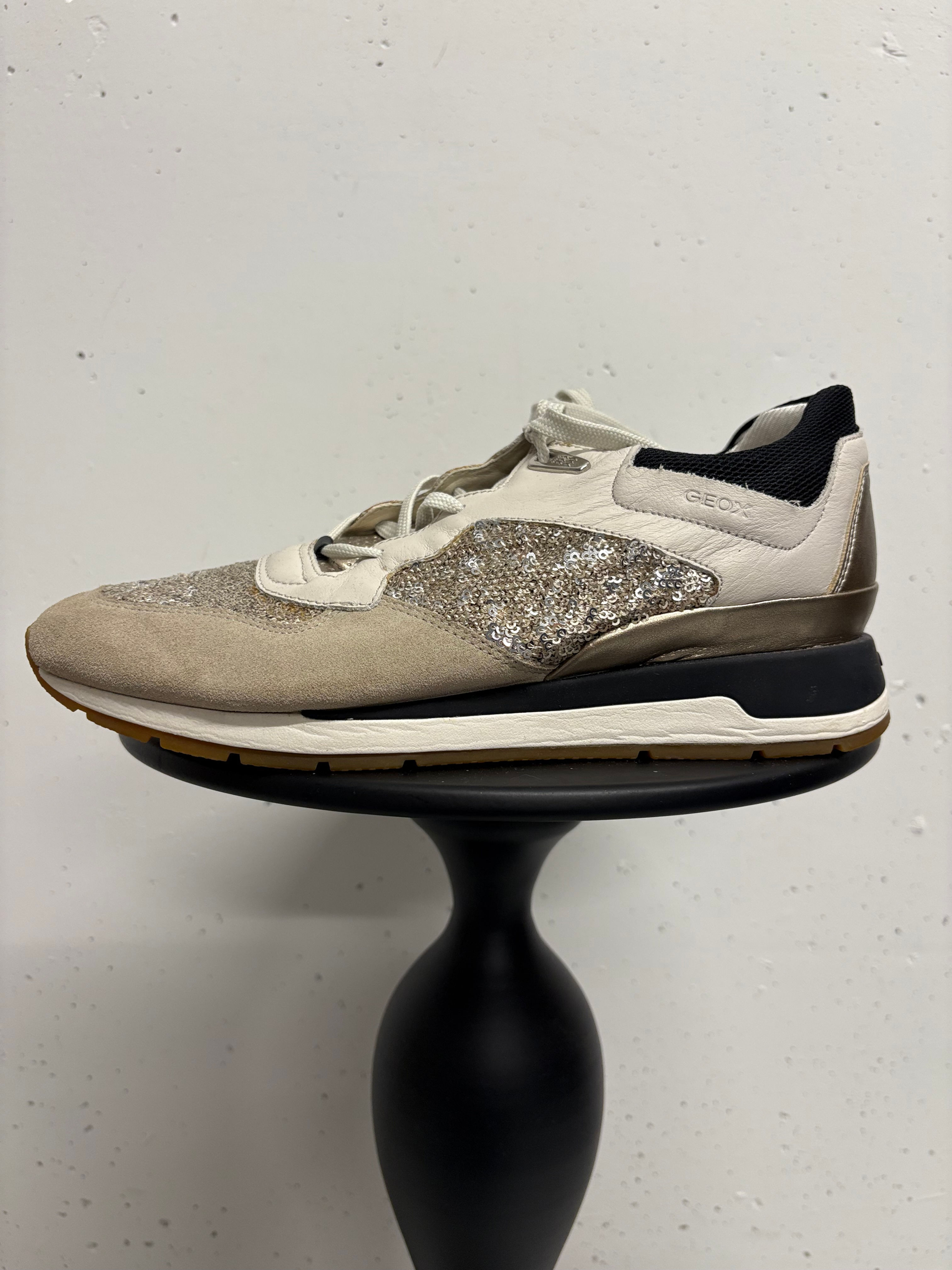 Beige GEOX Sneaker mit Pailletten Gr. 41, stylish, on a black stand, neutral background.
