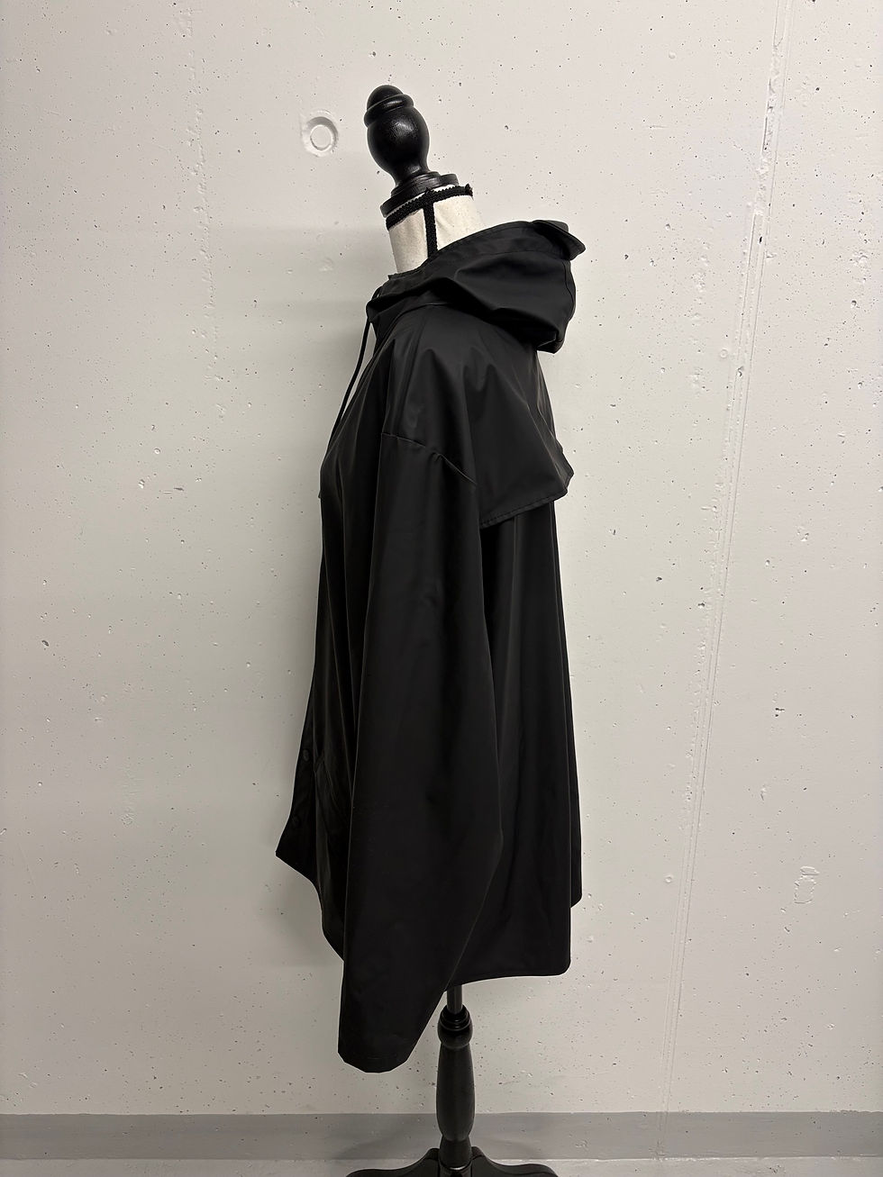Miniaturbild: Schwarzer Hoodie auf einer Schneiderpuppe, zur Schau gestellt. Klare Präsentation!