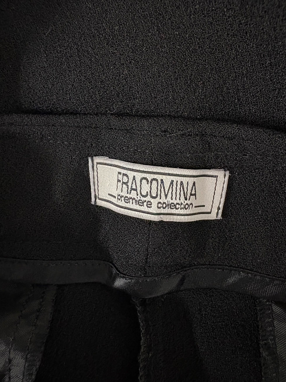 Miniaturbild: Schwarzes Hosenlabel, FRUCOMINA premiere collection, an einem Kleidungsstück befestigt.