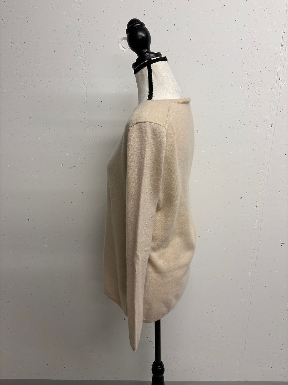 Beiges Damen Top, Seiteansicht, auf einer Schaufensterpuppe. TRUE RELIGION Top mit Strassverzierung, Gr. S.