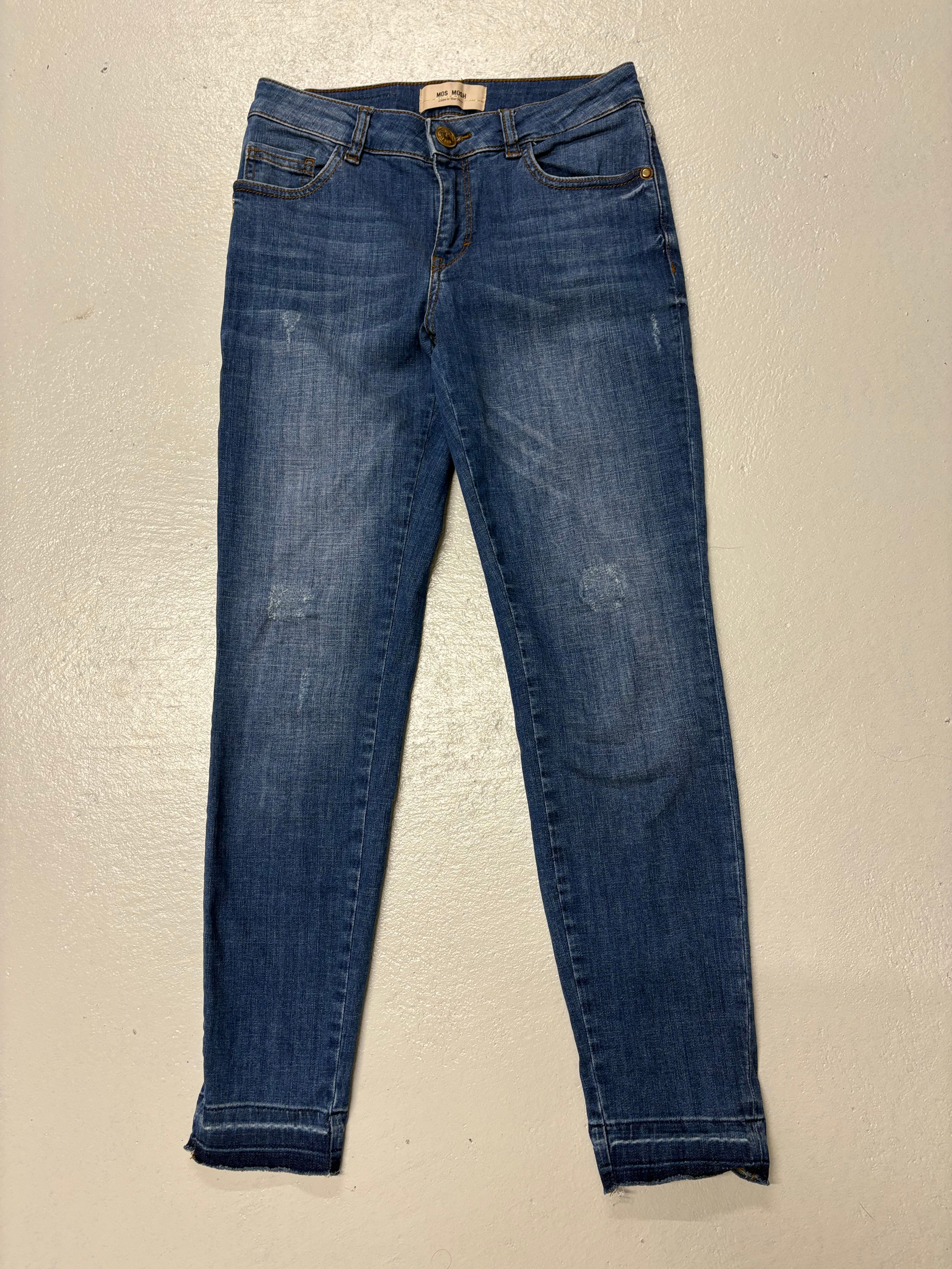 Blaue Jeanshose auf weißem Tisch, perfekt für einen entspannten Tag.