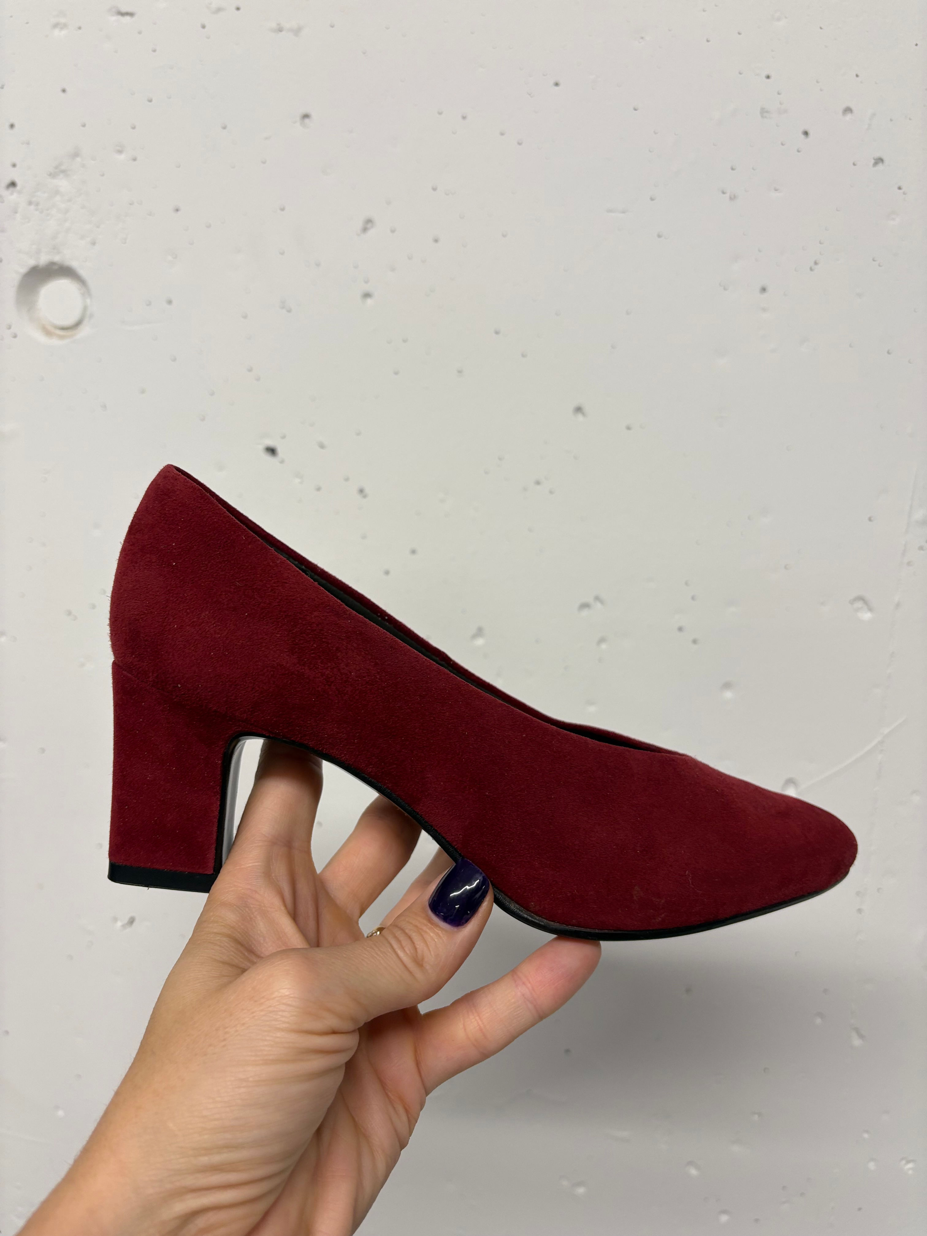 Rote Pumps präsentieren, PETER KAISER Pumps aus Samt / Leder Gr. 36. Elegant und stilvoll, ein Hingucker.