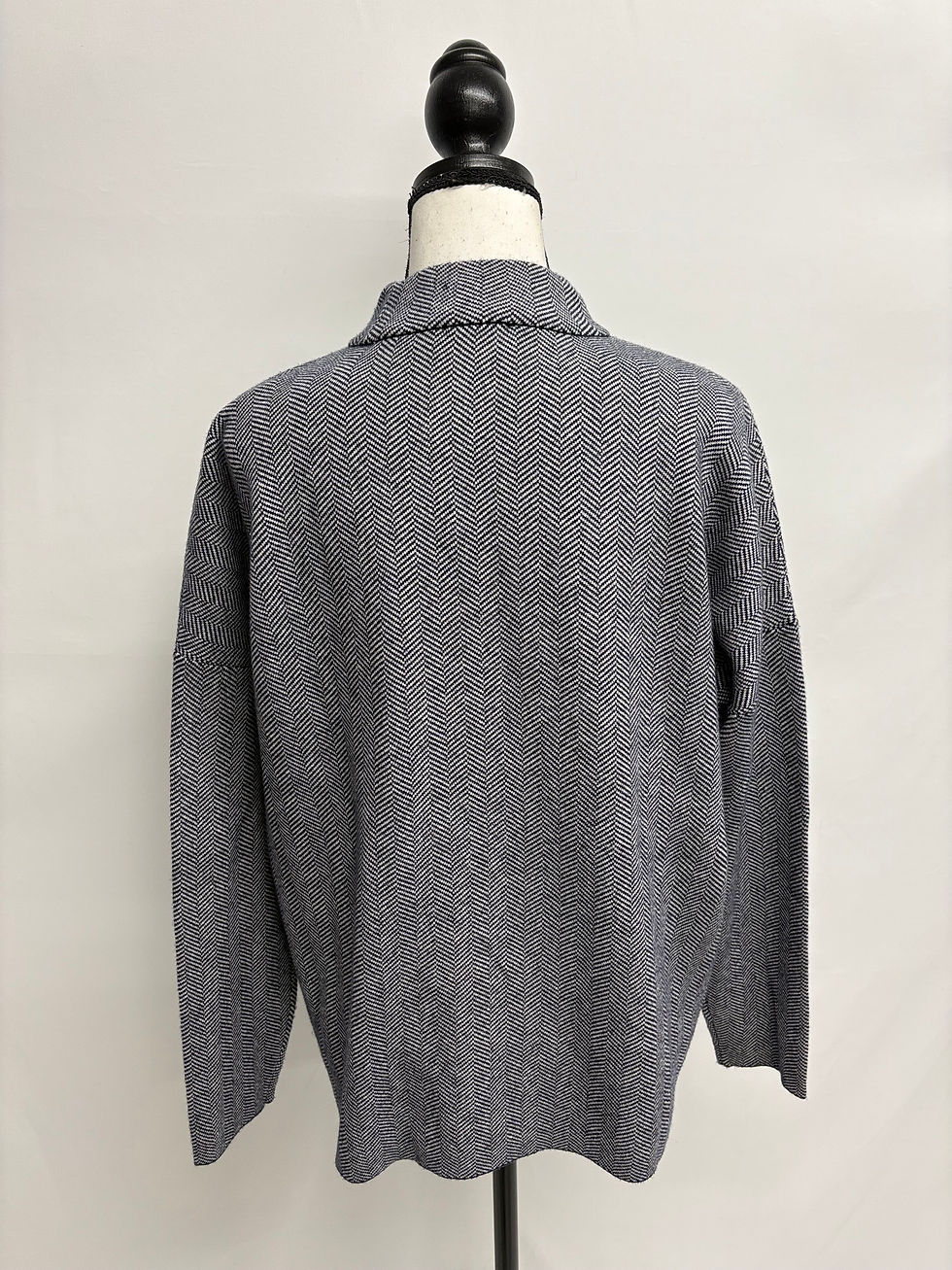 Miniaturbild: Grauer Pullover auf einer Schaufensterpuppe, Rückansicht. EMPORIO ARMANI Culotte aus Wolle Gr. 34 (NP 300.-)
