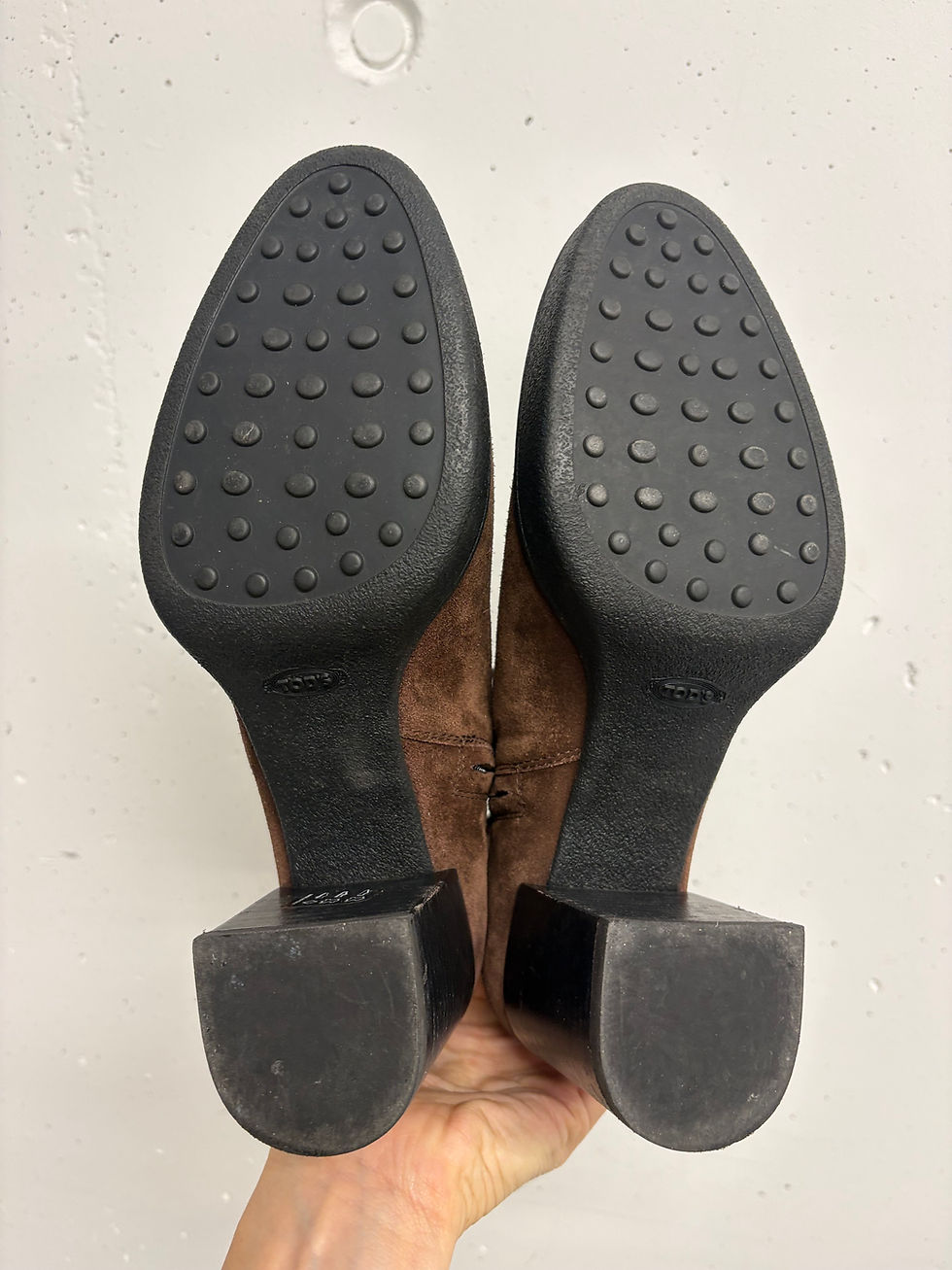 Miniaturbild: Braune Stiefeletten von unten gesehen, TOD`S Stiefeletten aus Wildleder Gr. 39, schwarze Sohle.