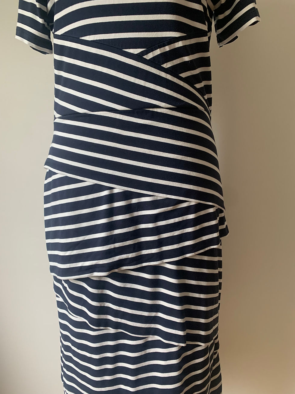 Miniaturbild: Dunkelblaues gestreiftes Kleid mit kurzen Ärmeln. Modisches Sommerkleid im Detail.