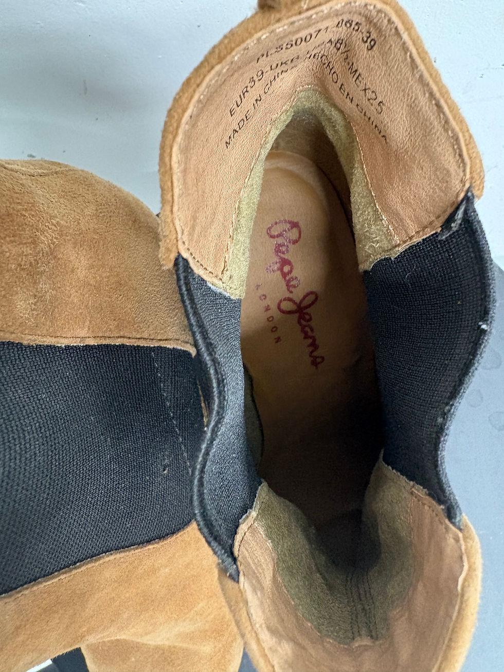 Miniaturbild: Innenansicht eines braunen Stiefels mit Aufschrift "Pepe Jeans London"