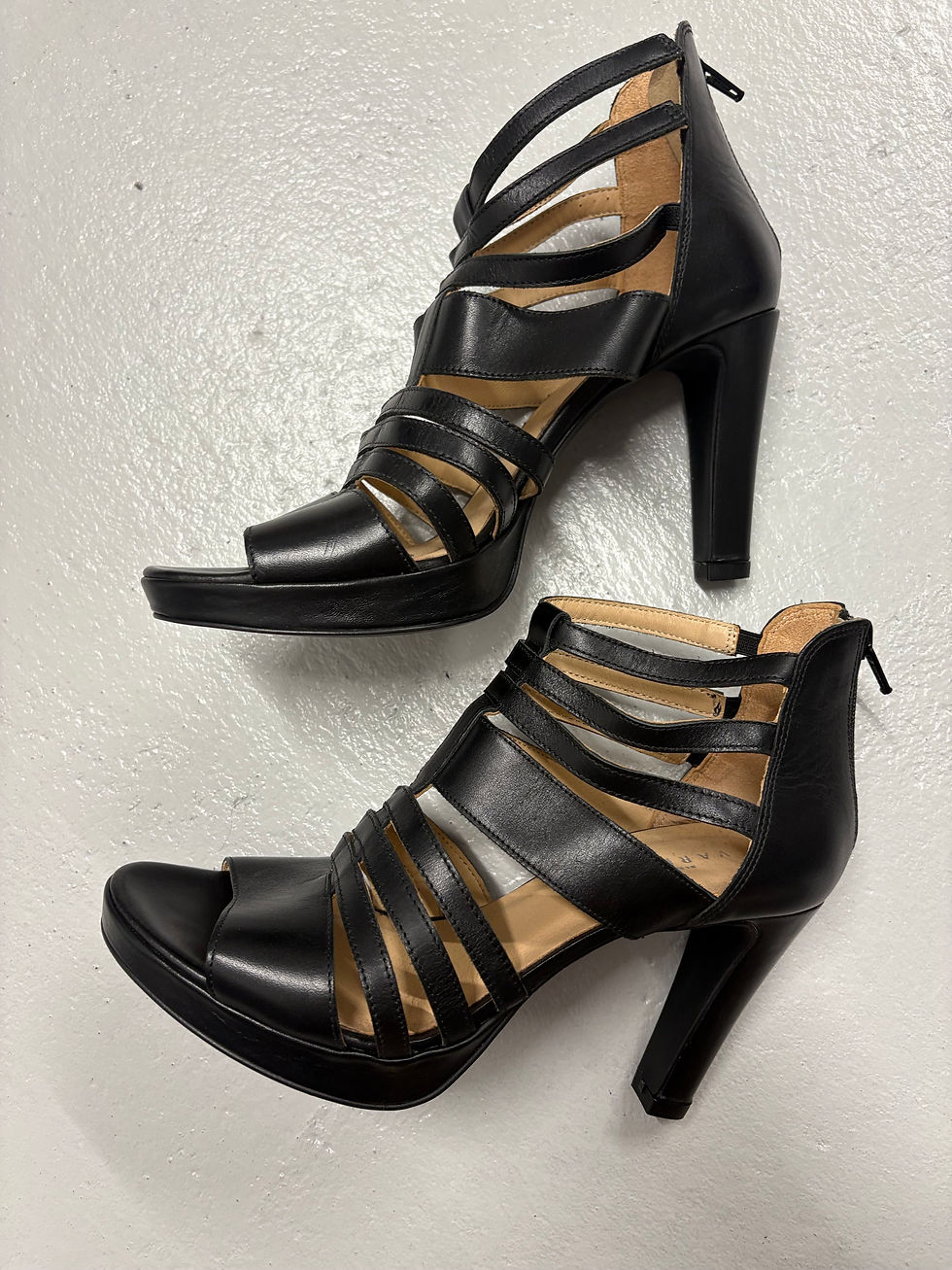 Miniaturbild: Schwarze, offene Damen-High Heels mit Riemen, stilvoll auf hellem Untergrund.