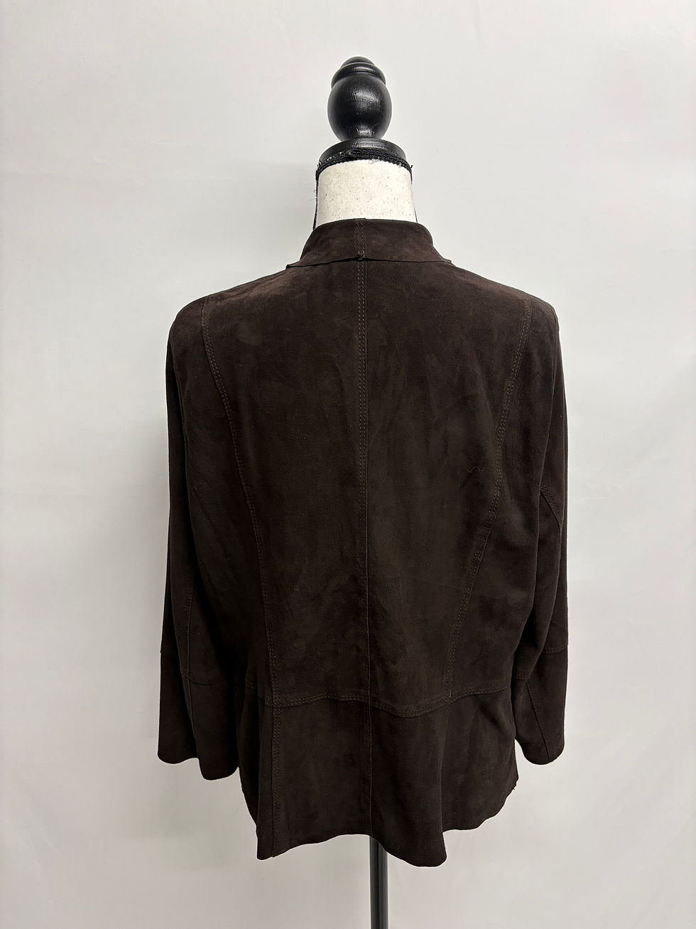 Miniaturbild: Dunkelbraune Jacke, Rückansicht. Die Jacke hat einen Kragen und Ärmel.