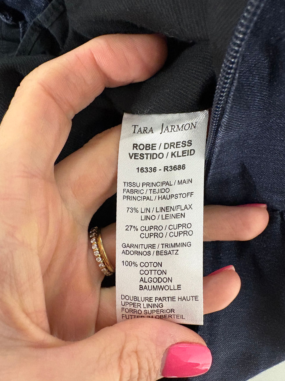 Miniaturbild: Tara Jarmon Kleid Etikett mit Text Details über Materialien und Zusammensetzung.