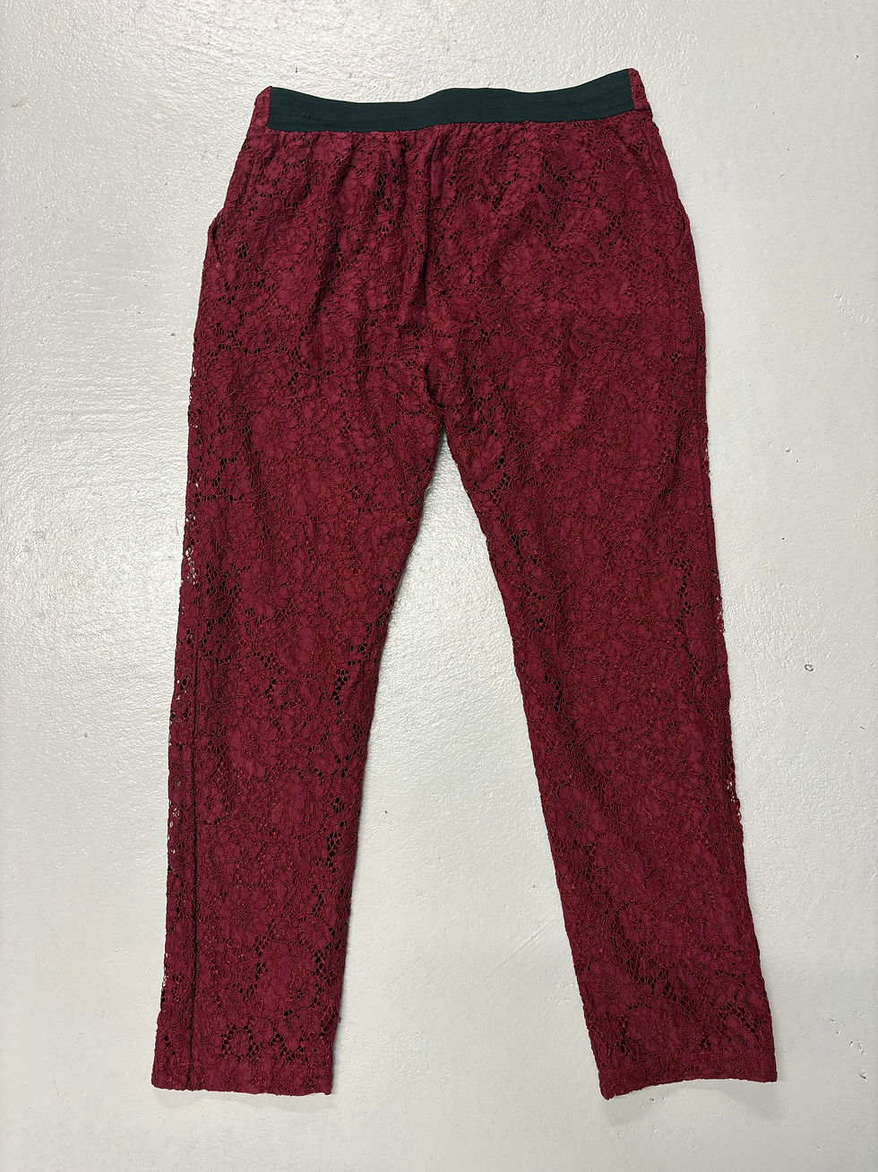 Miniaturbild: Dunkelrote Spitzenhose, Blick von oben, elegante Mode, ideal für Damen, bequemer Schnitt.