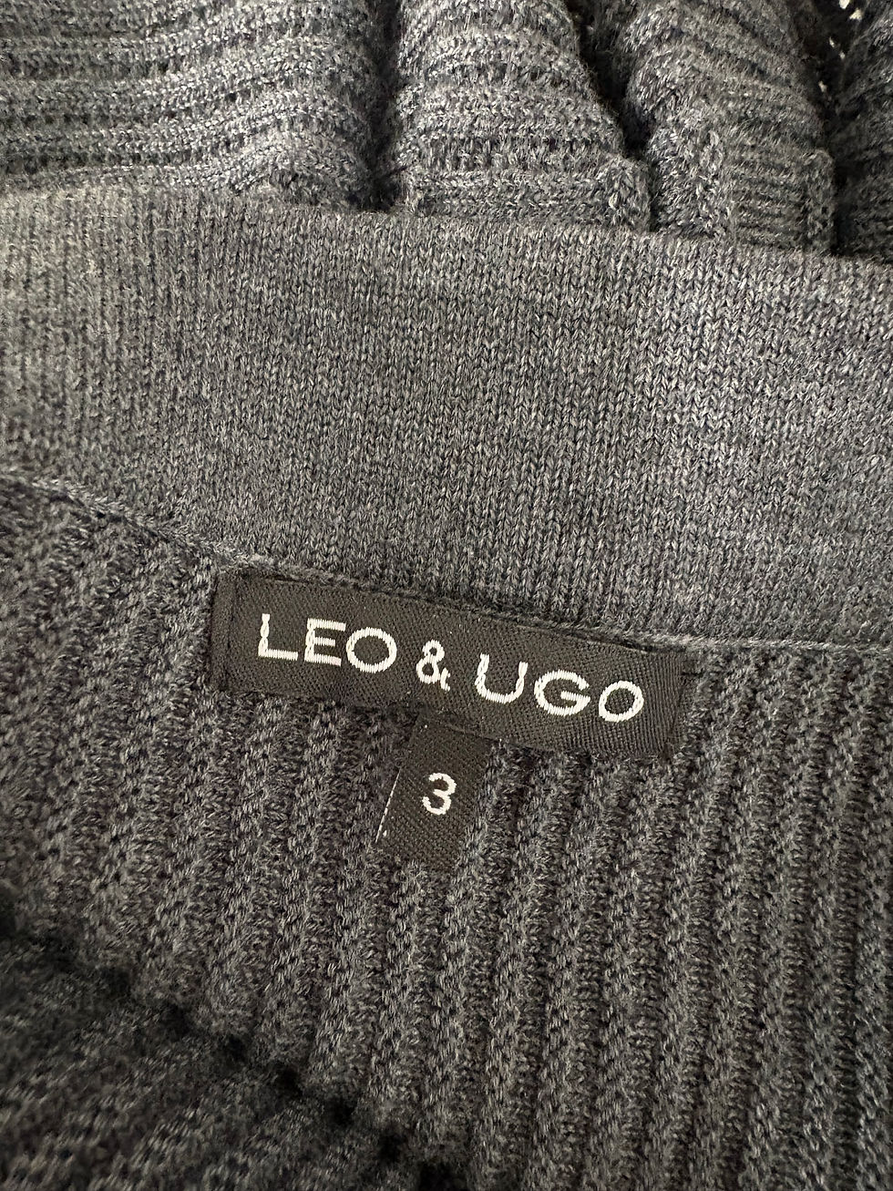 Miniaturbild: Graues Kleidungsstück mit dem Etikett LEO & UGO und der Größe 3
