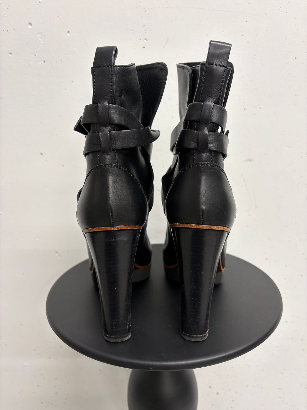Miniaturbild: Schwarze Stiefeletten von hinten, mit Lederriemen und TOD`S Stiefeletten aus Wildleder Gr. 39.