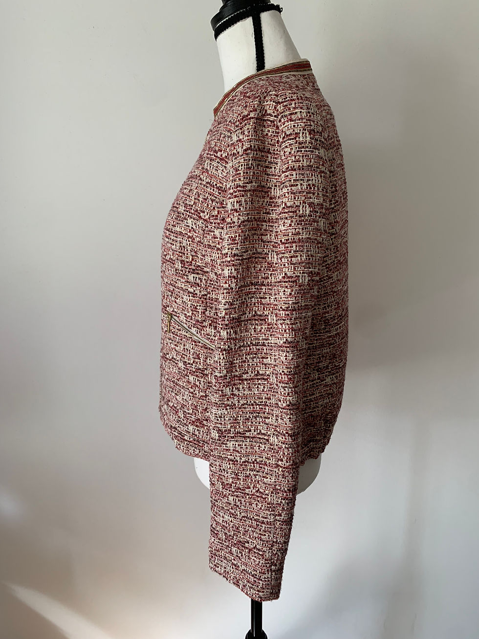 Miniaturbild: Damen Blazer in Rot-Weiß, von der Seite. Modischer Blazer für den Frühling.