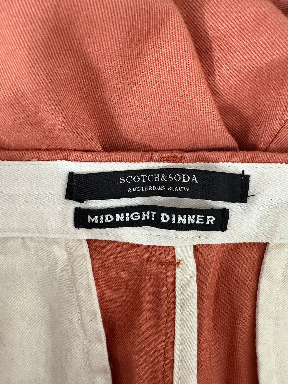 Miniaturbild: Nahaufnahme einer Hose mit den Labels Scotch & Soda und Midnight Dinner.