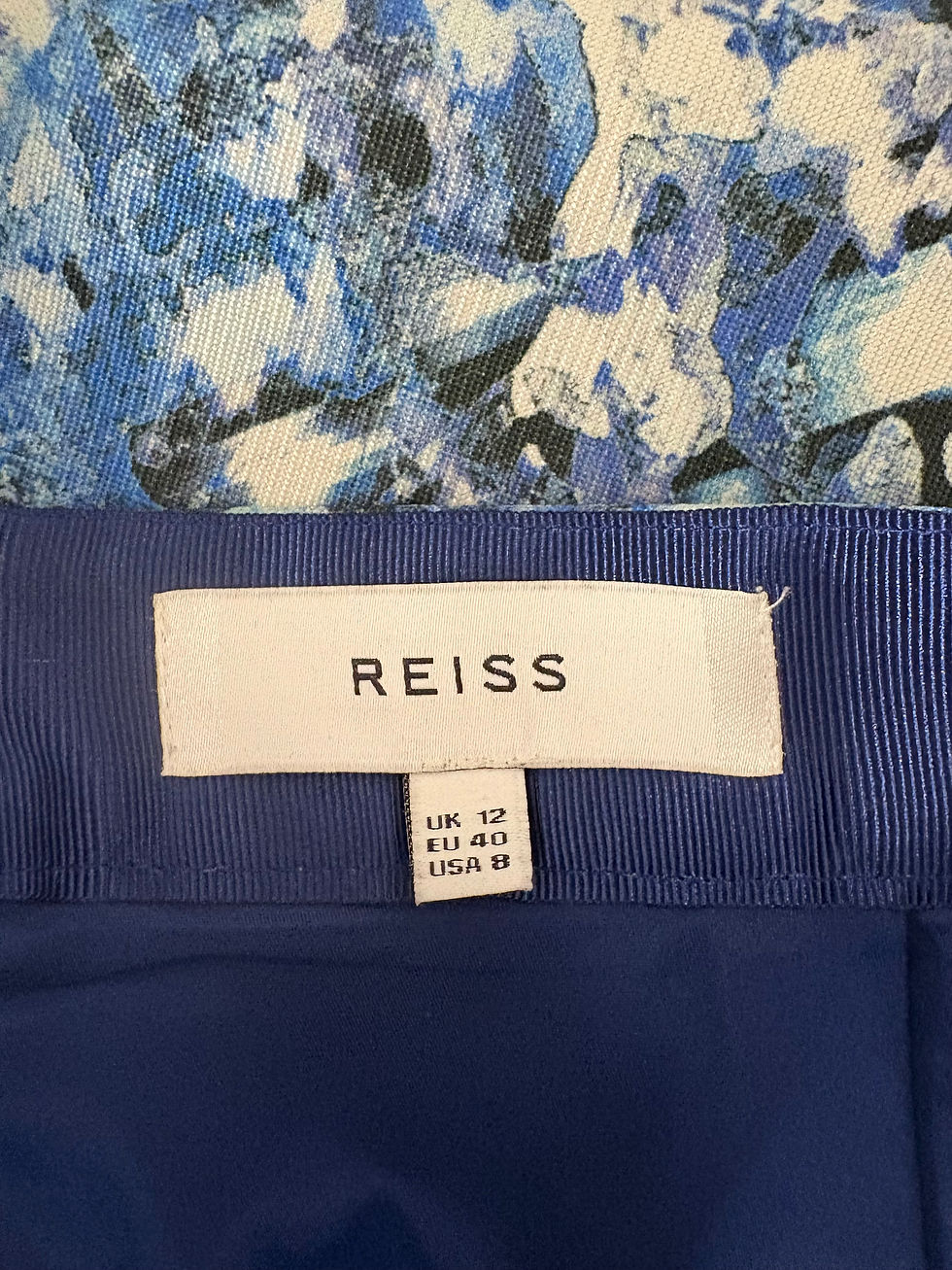 Miniaturbild: REISS label UK 12, EU 40, USA 8, blue garment detail, floral background.
