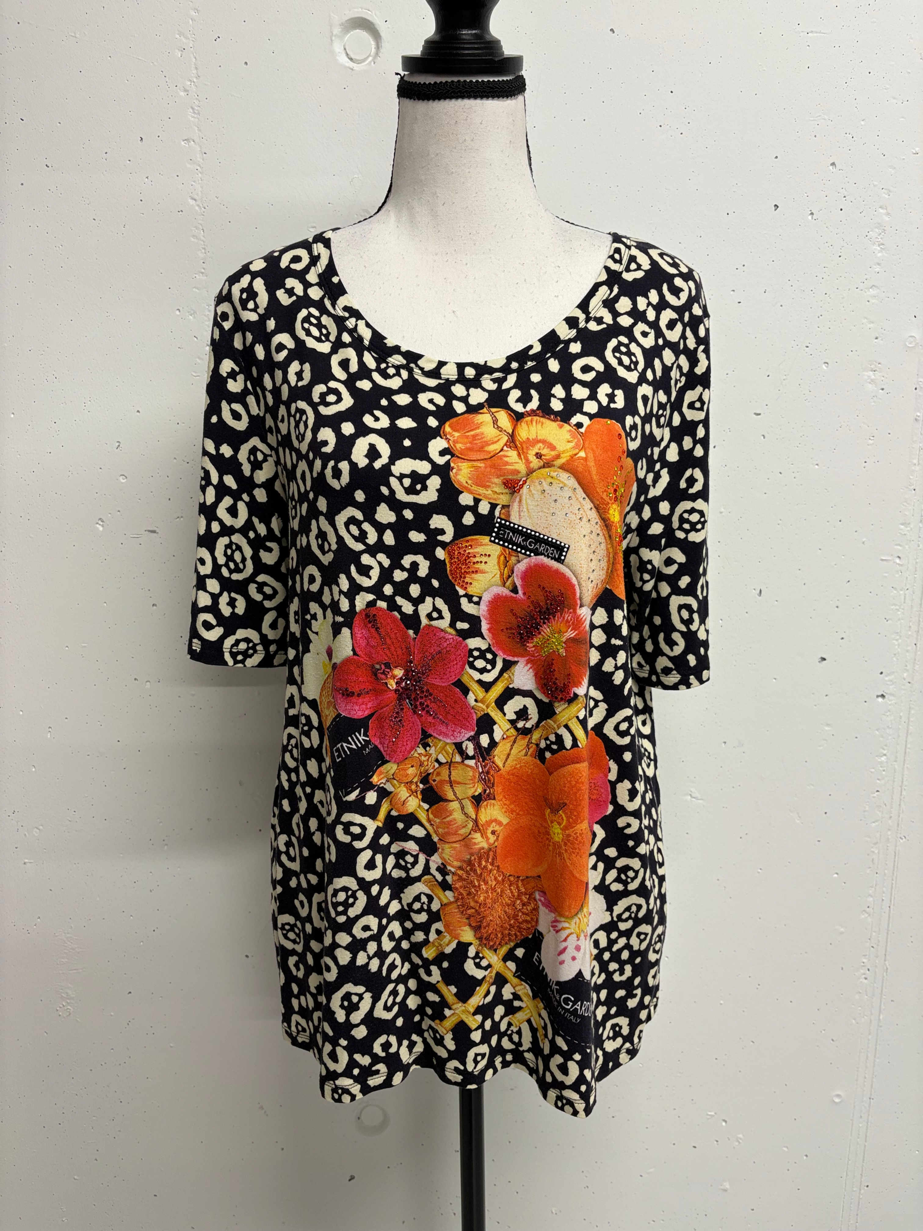 Gemustertes Shirt mit Blumen, Tiere und Texturen. Das Shirt hat eine runde Hals.