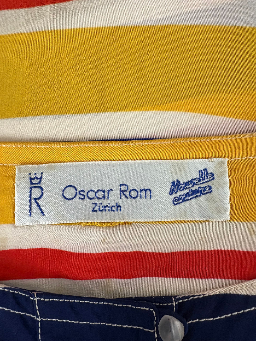 Miniaturbild: Nahaufnahme des Oscar Rom Labels mit Logo und Text in Zürich-Design.