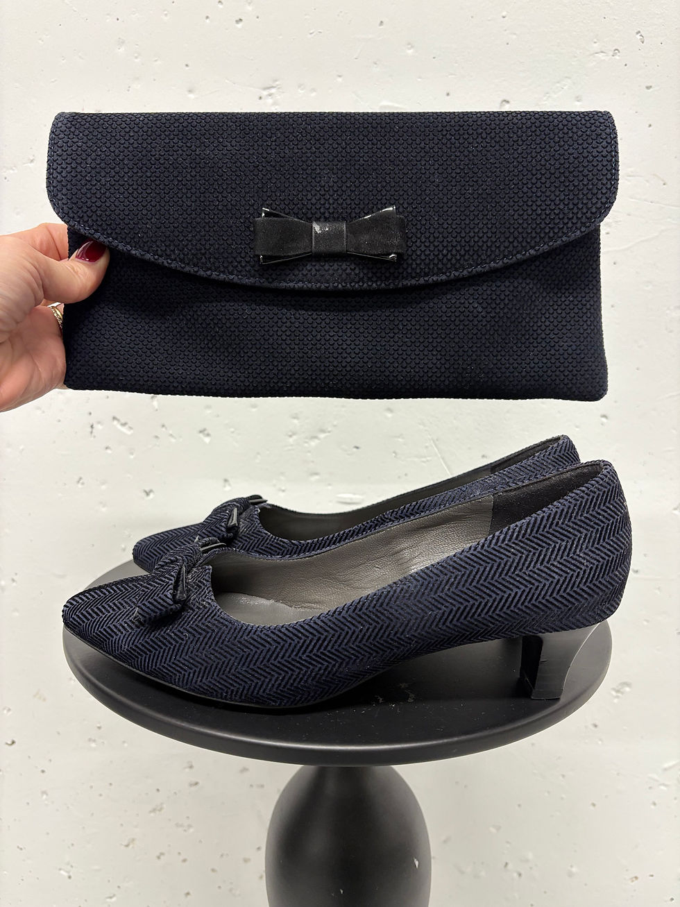 Miniaturbild: Dunkelblaue Handtasche und Pumps mit Schleife; PETER KAISER Pumps aus Samt / Leder Gr. 36.