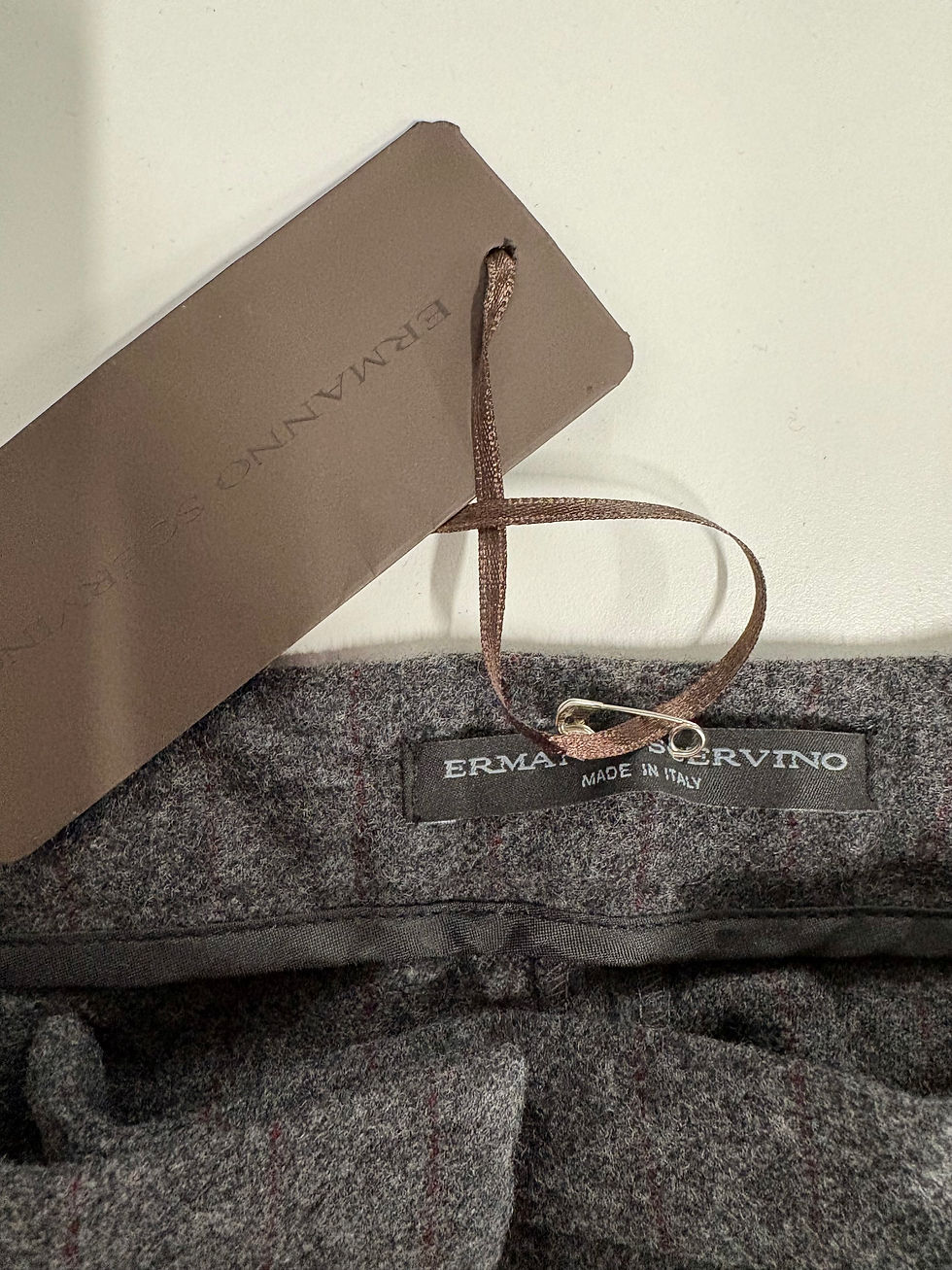 Miniaturbild: Ermanno Scervino label attached. Ermanno Scervino, made in Italy. Dark gray trousers, close up.
