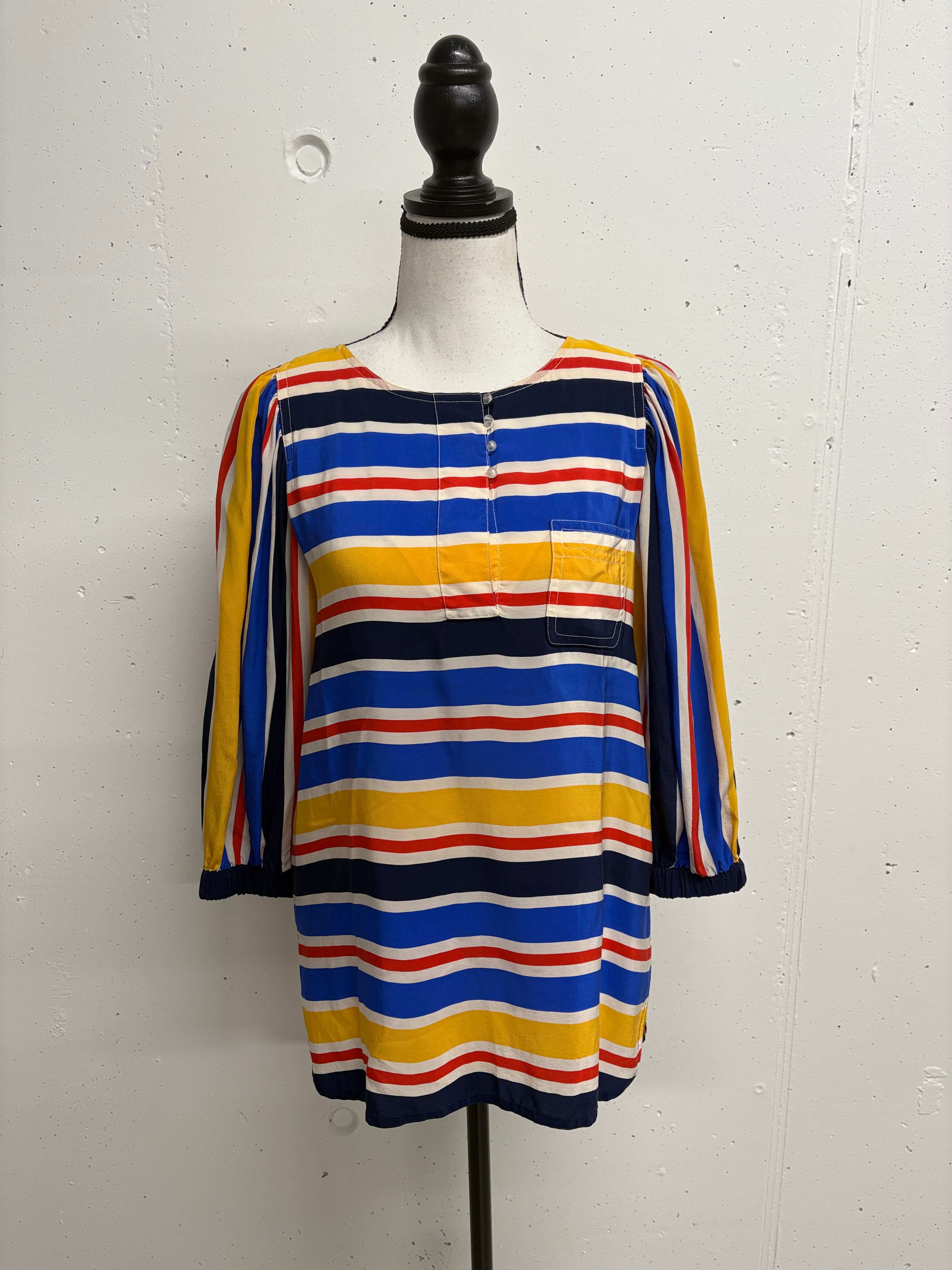 Gemustertes Oberteil mit roten, blauen und gelben Streifen. Mode für Damen.