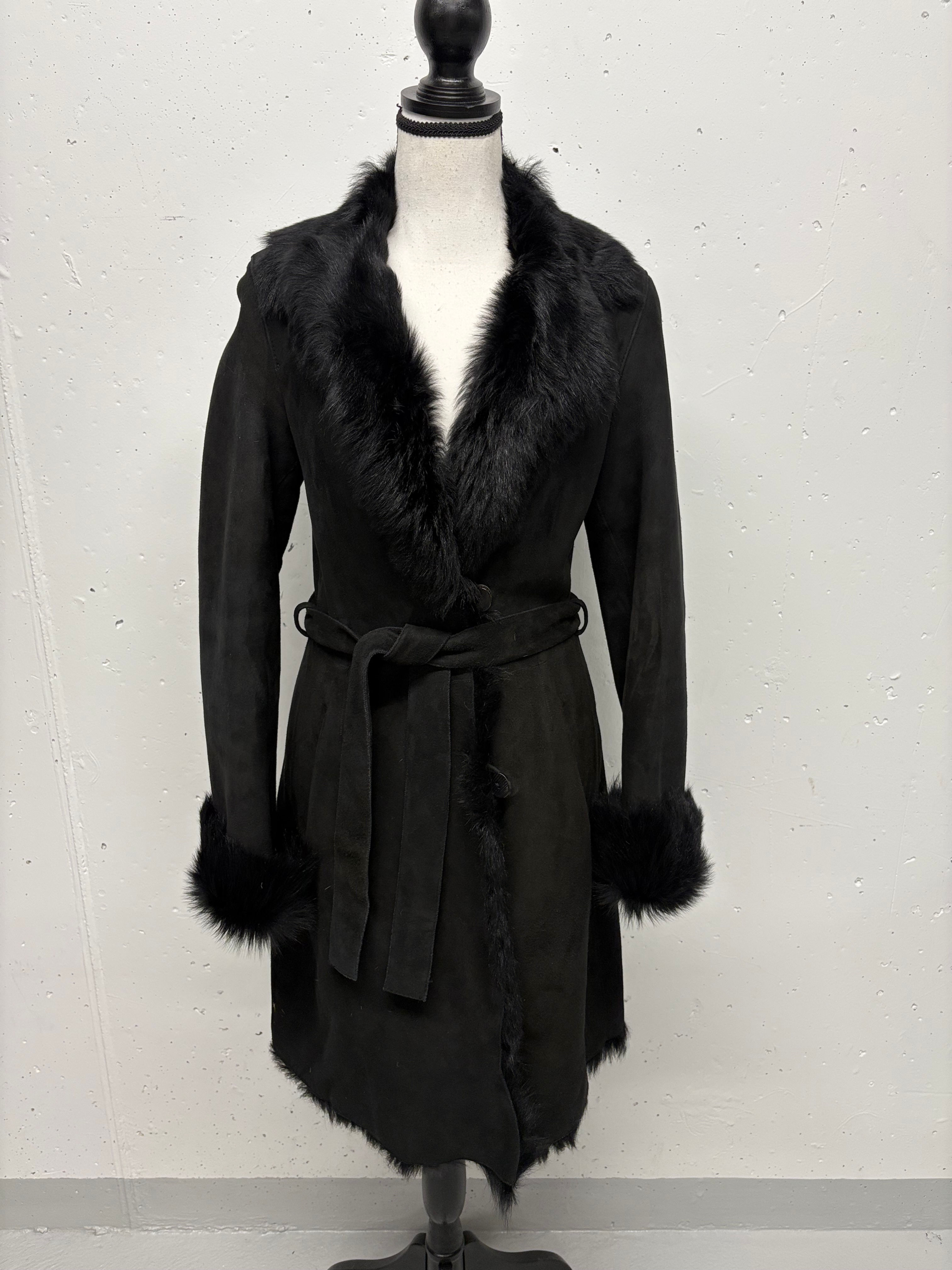 Schwarzer Mantel mit Pelzbesatz und Gürtel. MARC CAIN Rock aus Wolle&Kachmir Gr. 42