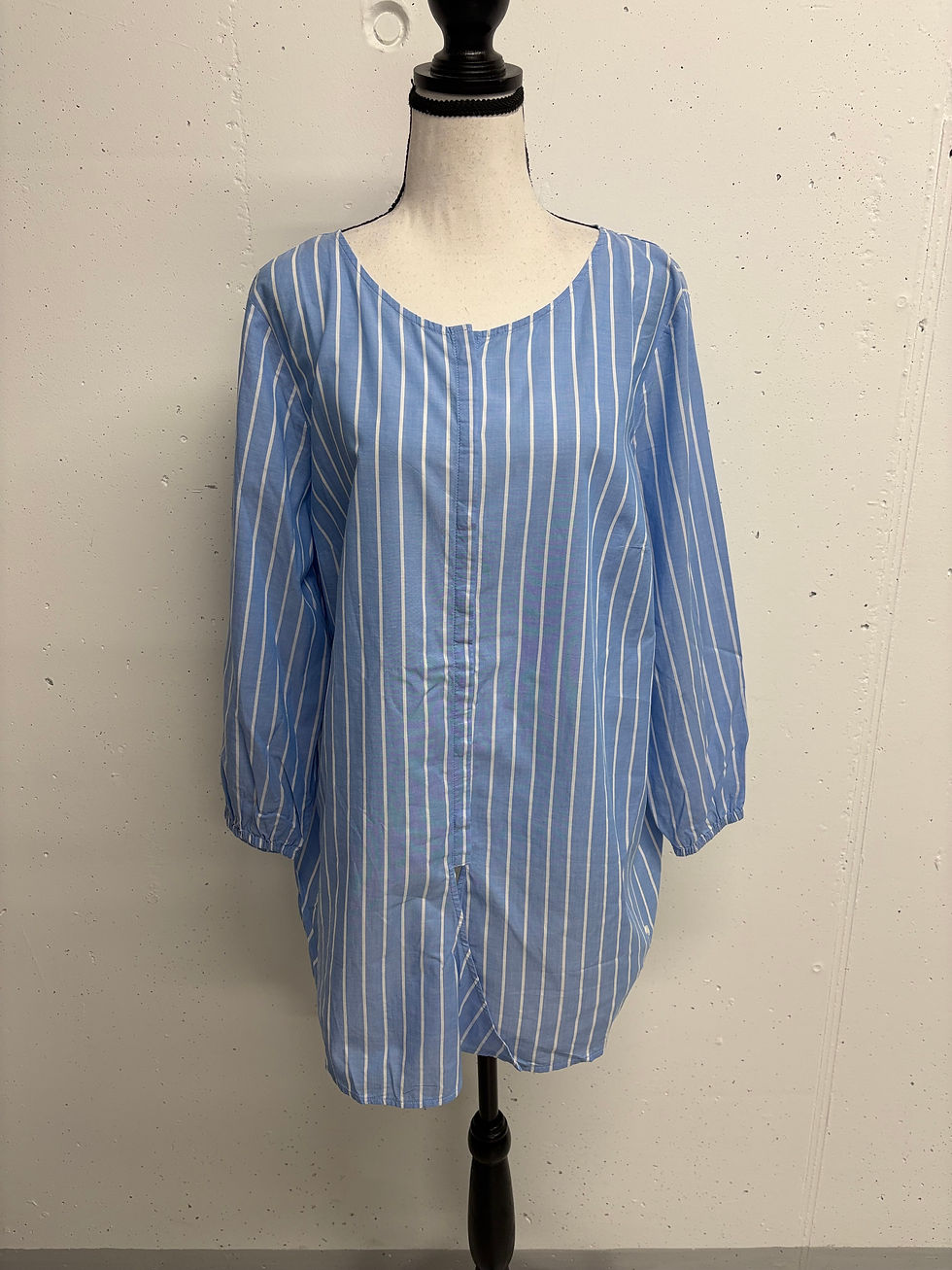 Miniaturbild: Blau-weiß gestreifte Bluse, SUMMUM leichte Hose Gr. M, auf einem Schaufensterpuppe ausgestellt, Detailansicht.