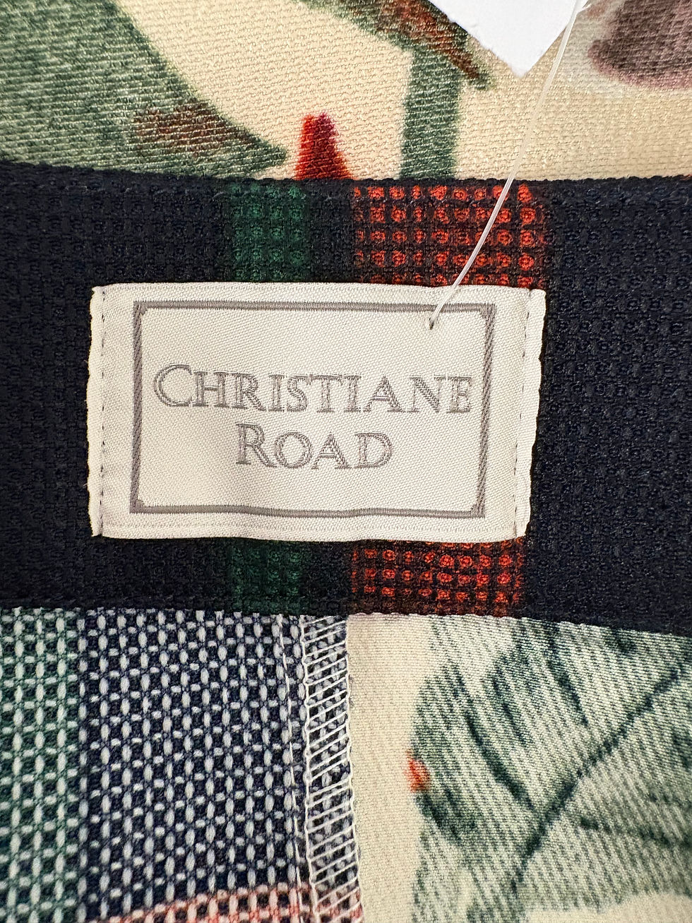 Miniaturbild: Christiane Road Label auf blauem Stoff, Details von verschiedenen Texturen und Mustern.