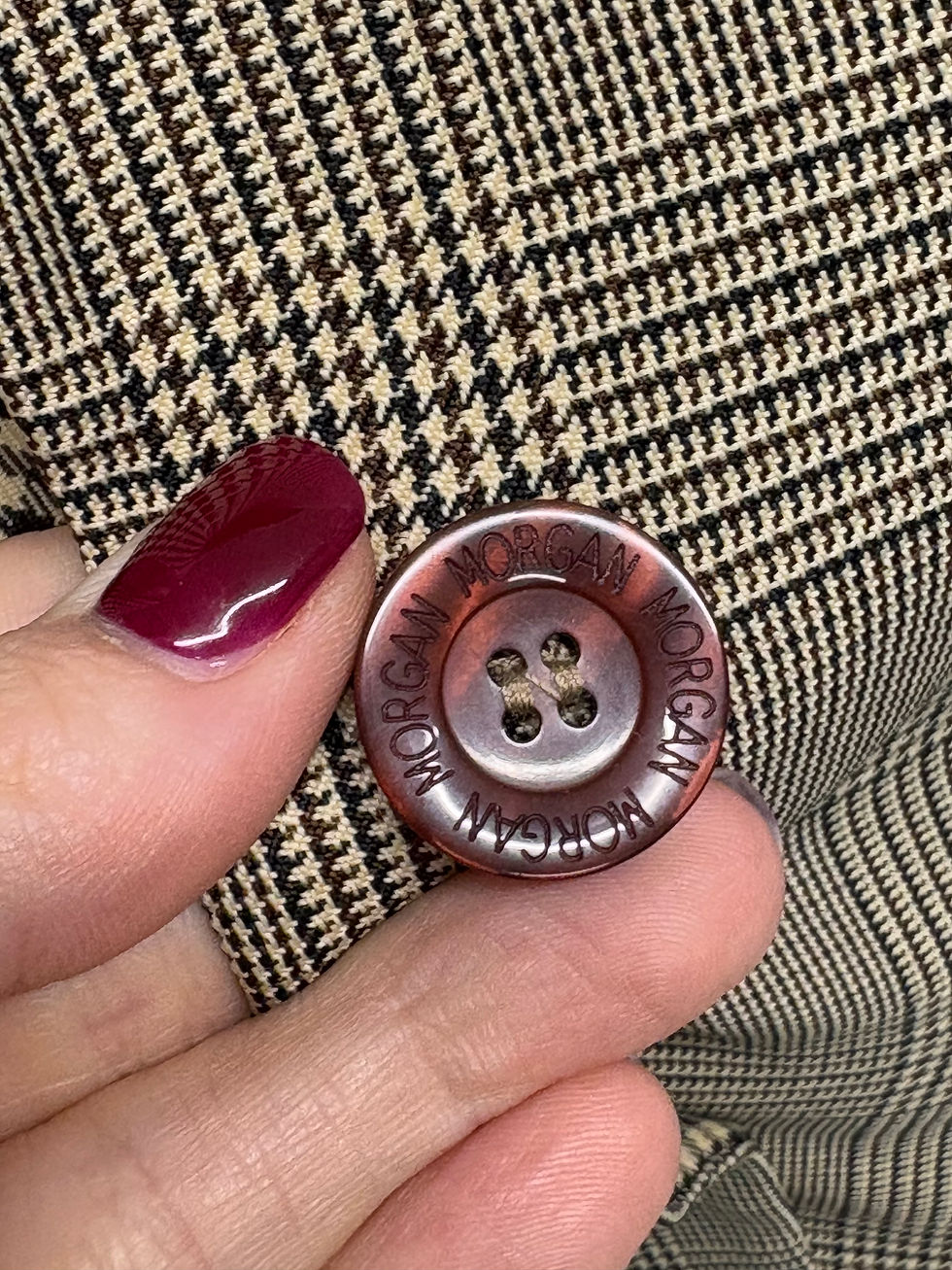 Miniaturbild: Hand hält MORGAN-Knopf; MORGAN gerade geschnittene Hose Gr. 38, kariertes Jackett, Nahaufnahme, Detailaufnahme.