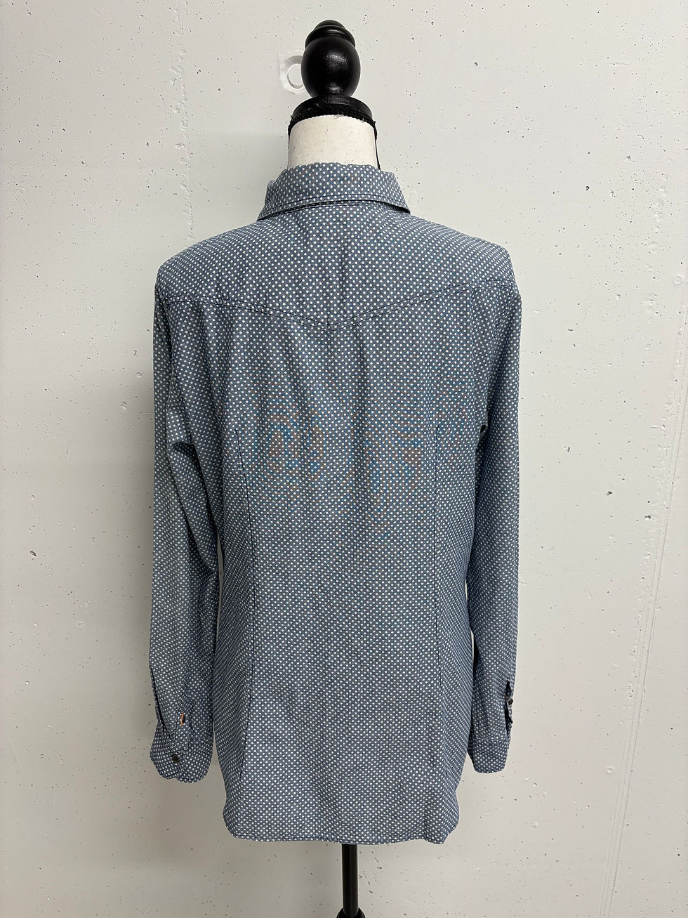 Miniaturbild: Rückansicht einer blau gemusterten Bluse, Details des Stoffes sichtbar.