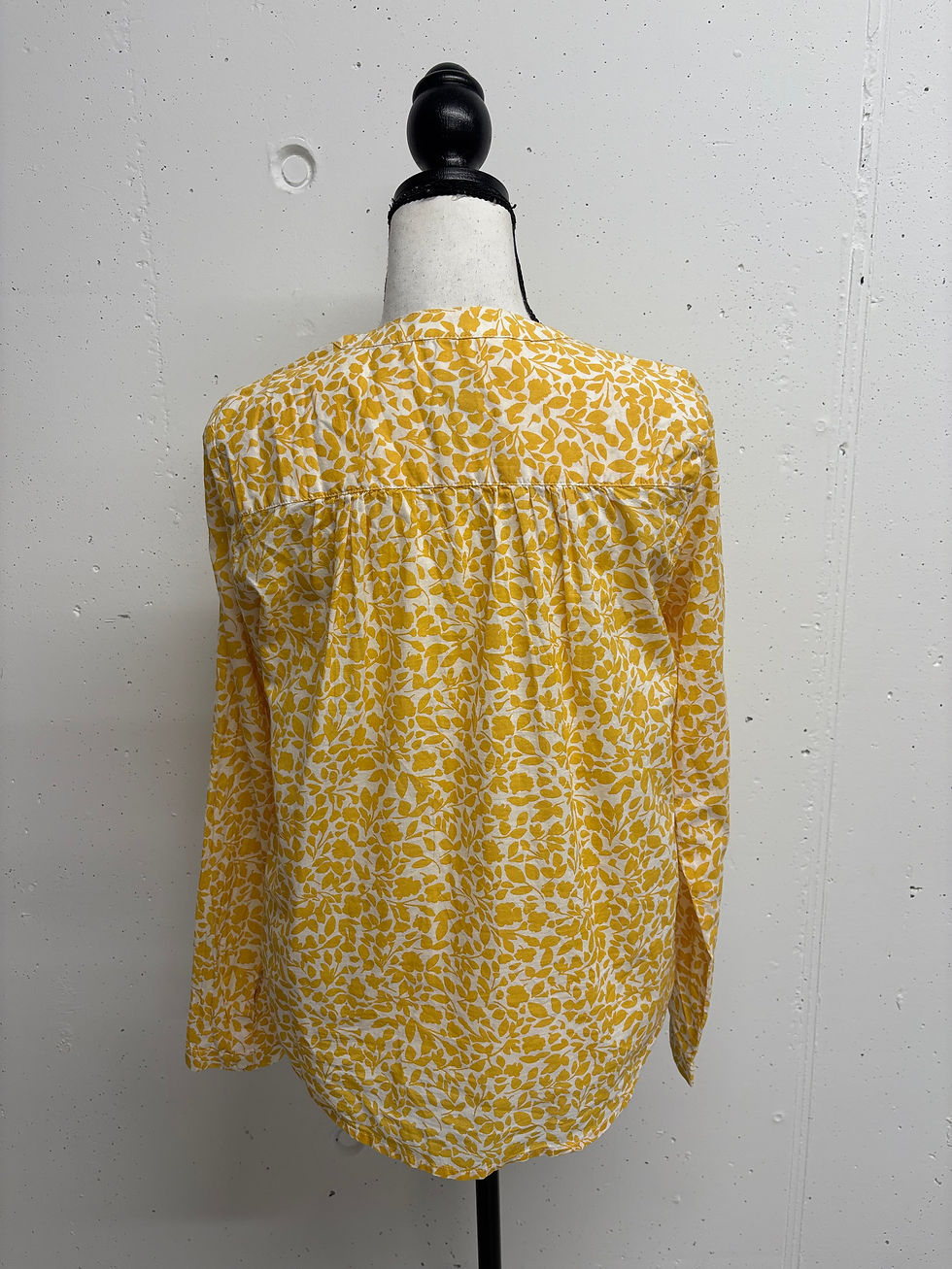Miniaturbild: Gelbes Blumenmusterhemd, Rückansicht, Details, Mode, Bekleidung, Textil, Gelb, weißer Hintergrund.