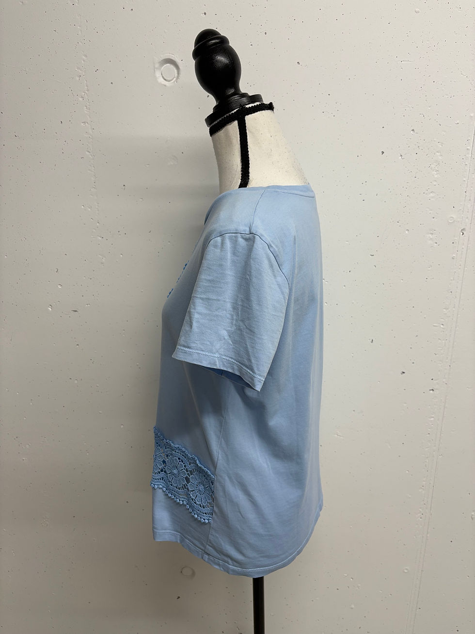 Miniaturbild: Hellblaues Damen-T-Shirt mit Spitze. MARC CAIN Rock aus Wolle Gr. 44. Produktpräsentation.