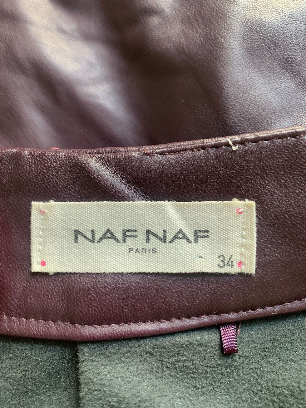 Miniaturbild: NAF NAF PARIS 34 Kunstleder Rock Gr. 34 label on a leather skirt, close up