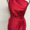 Miniaturbild: Rotes Kleid mit One-Shoulder-Träger, festlich, elegant, auf Mannequin ausgestellt.