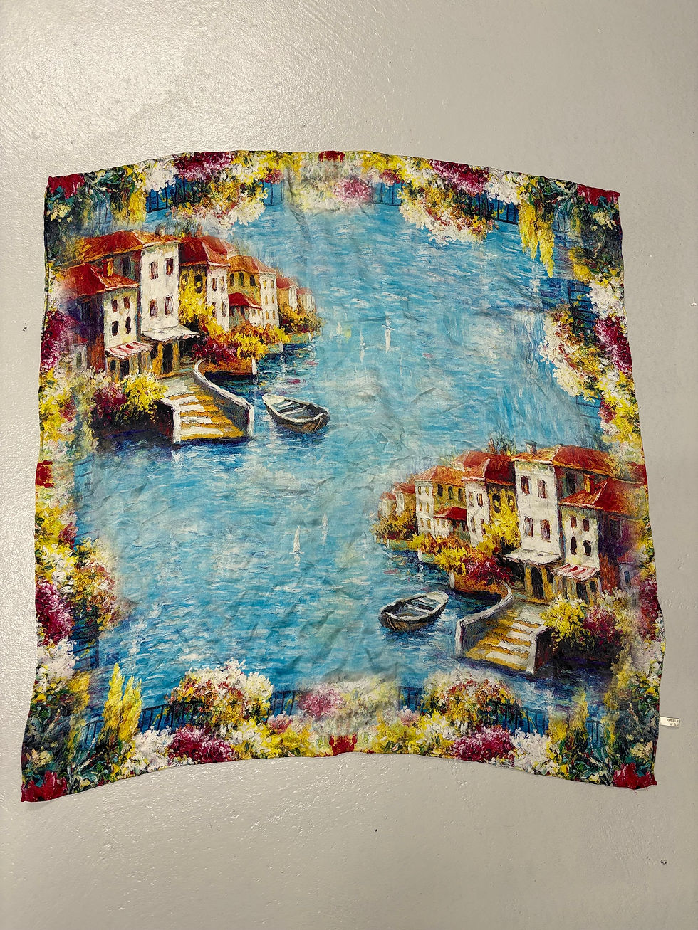 Gemusterter Schal mit Landschaftsmotiv, Booten und Häusern am Wasser; blaues Design.