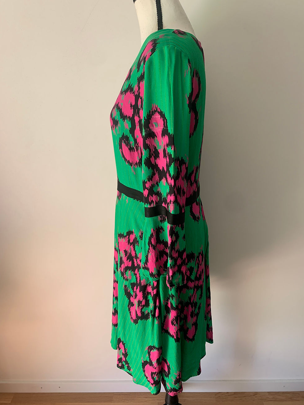 Miniaturbild: Grünes Kleid mit pinken Blumenmuster, schwarzem Band, Mode, elegant, Sommer. 