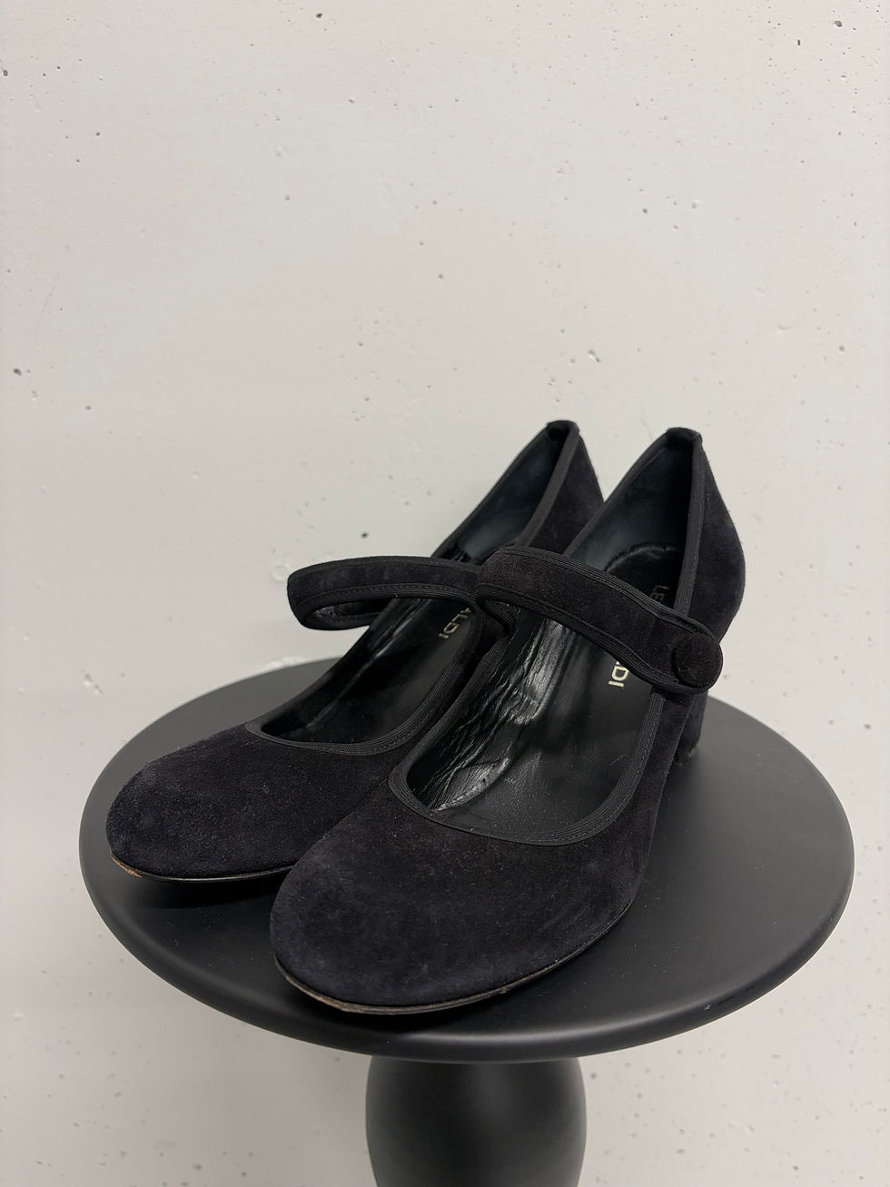 Miniaturbild: Schwarze Plateausandaletten Schuhe, Nahaufnahme, auf einer Drehscheibe, Schuhdetails, stilvoll