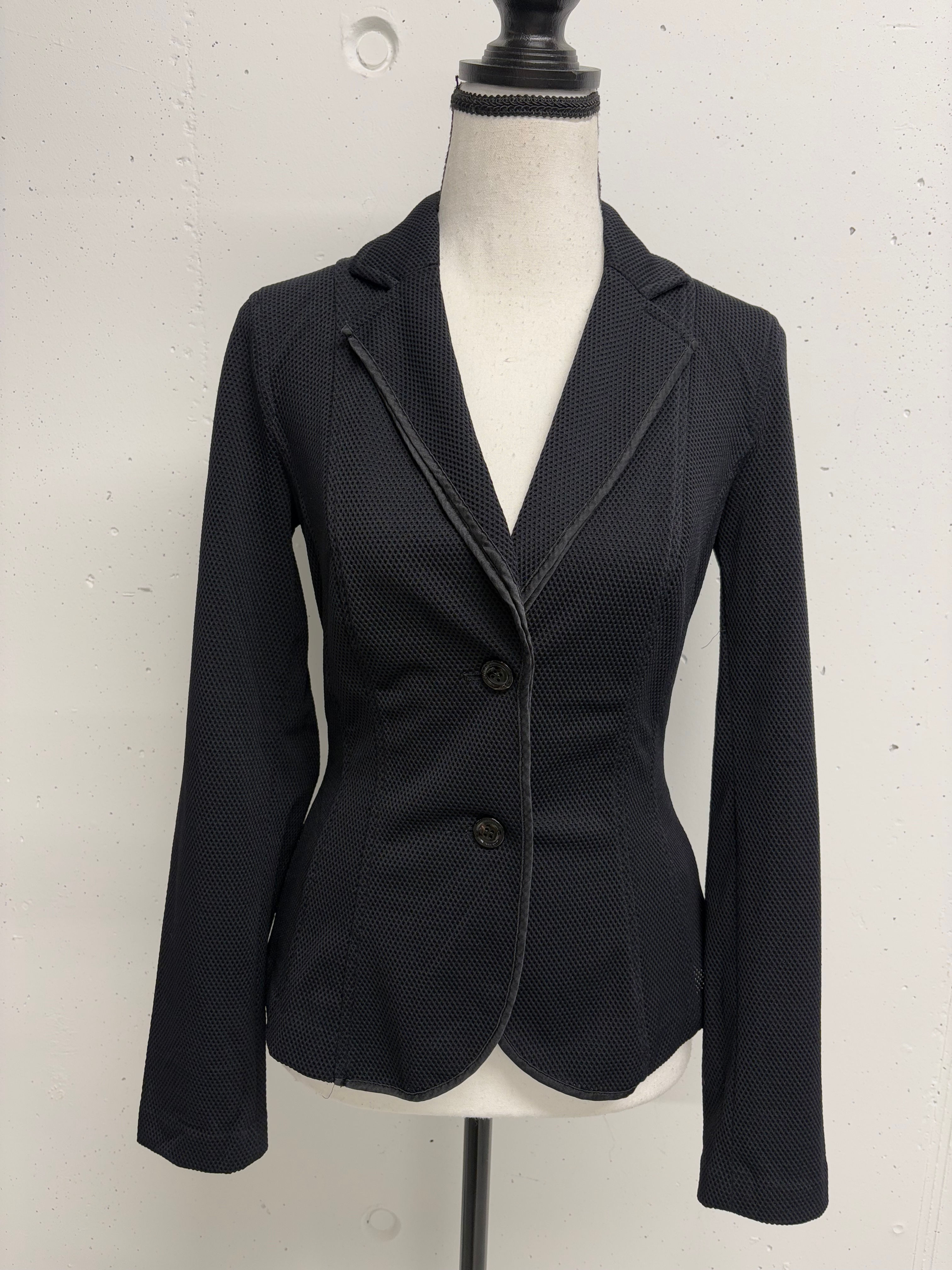 Schwarzer Blazer auf einer Schaufensterpuppe. Elegante Damenmode für den Beruf.